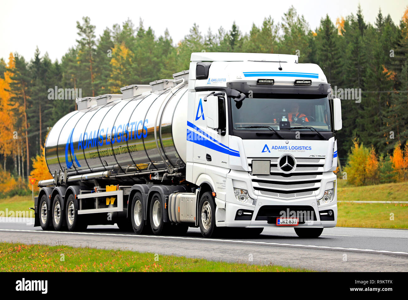 Salo, Finnland - 12. Oktober 2018: Weiße Mercedes-Benz Actros 2548 semi Tank für flüssigen Verkehr bei der Geschwindigkeit auf der Autobahn an einem Tag im Herbst in Finnland. Stockfoto