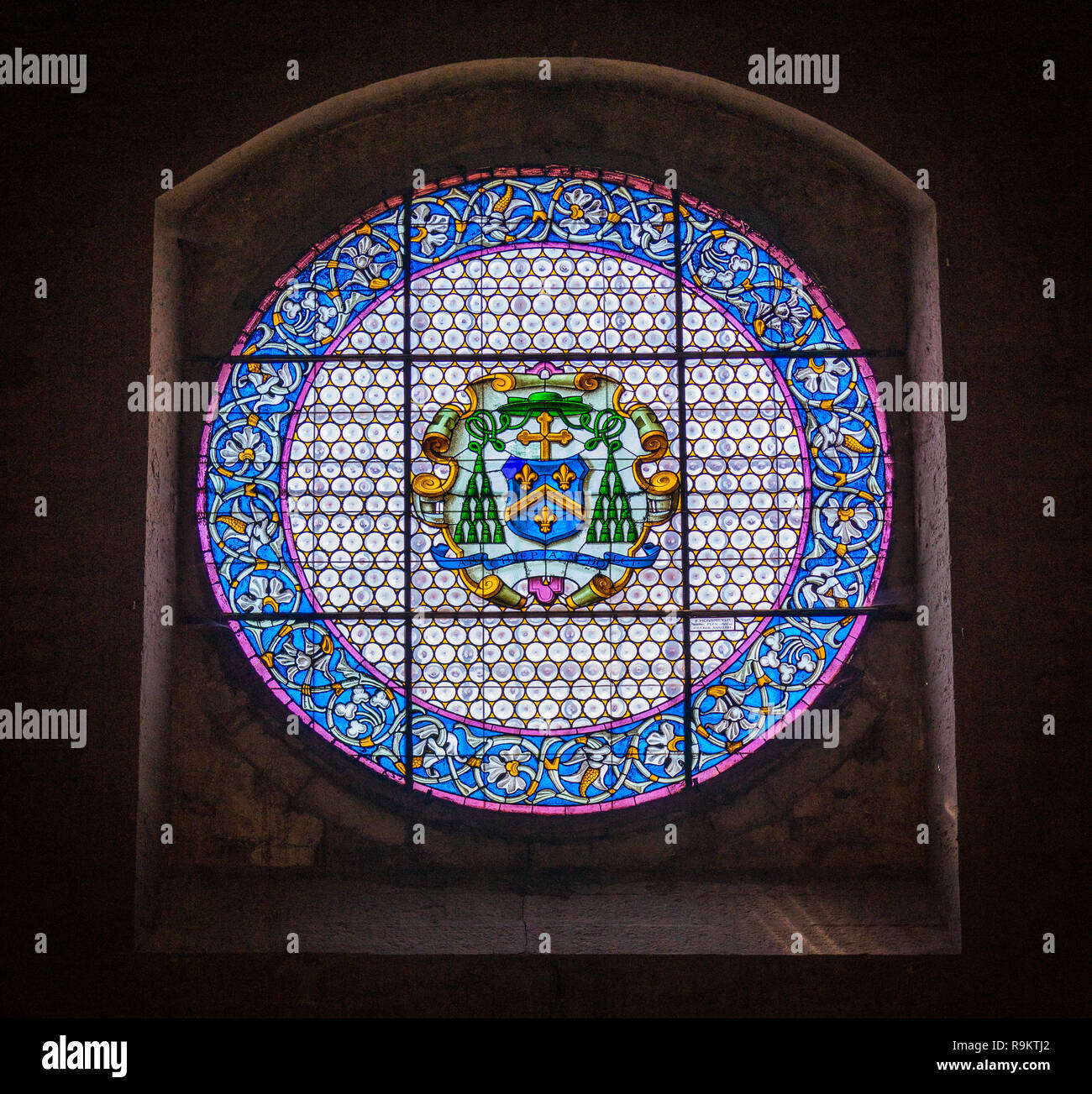 Rosette im Duomo dei Santi Mariano e Giacomo in Gubbio, mittelalterliche Stadt in der Provinz von Perugia, Umbrien, Italien. Stockfoto