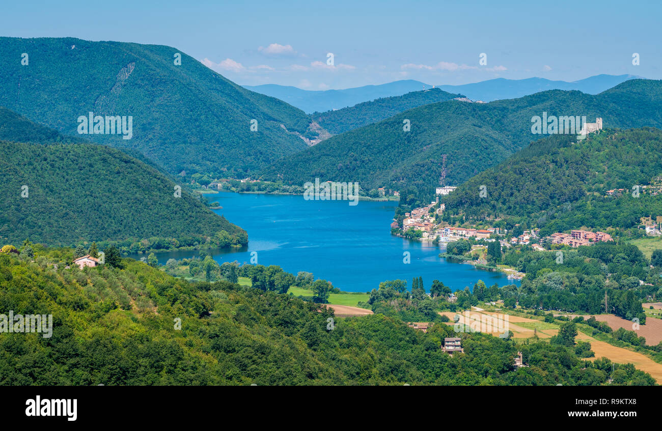 Panoramische Sicht der See von Piediluco als von Erba gesehen. Provinz von Viterbo, Latium, Italien. Stockfoto