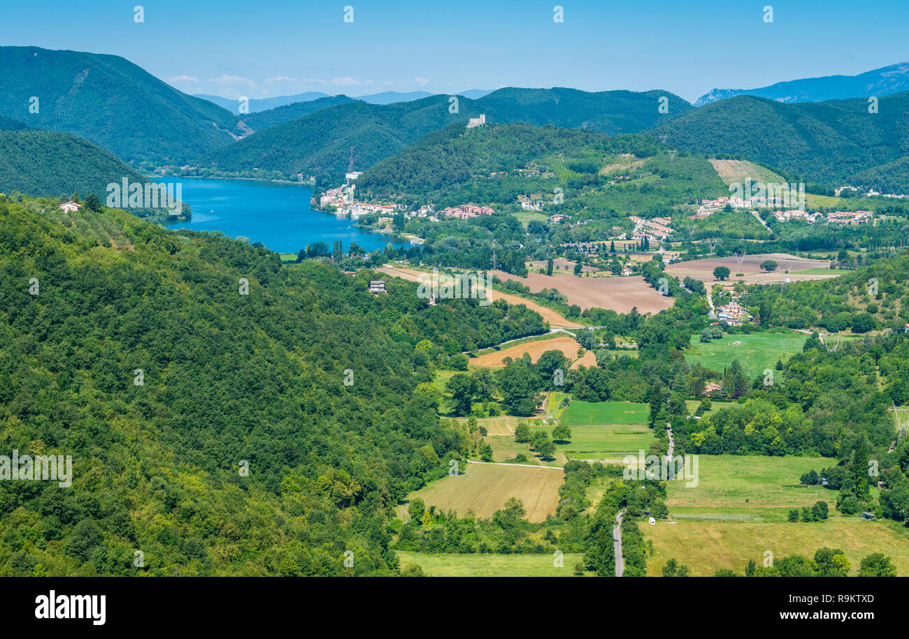 Panoramische Sicht der See von Piediluco als von Erba gesehen. Provinz von Viterbo, Latium, Italien. Stockfoto