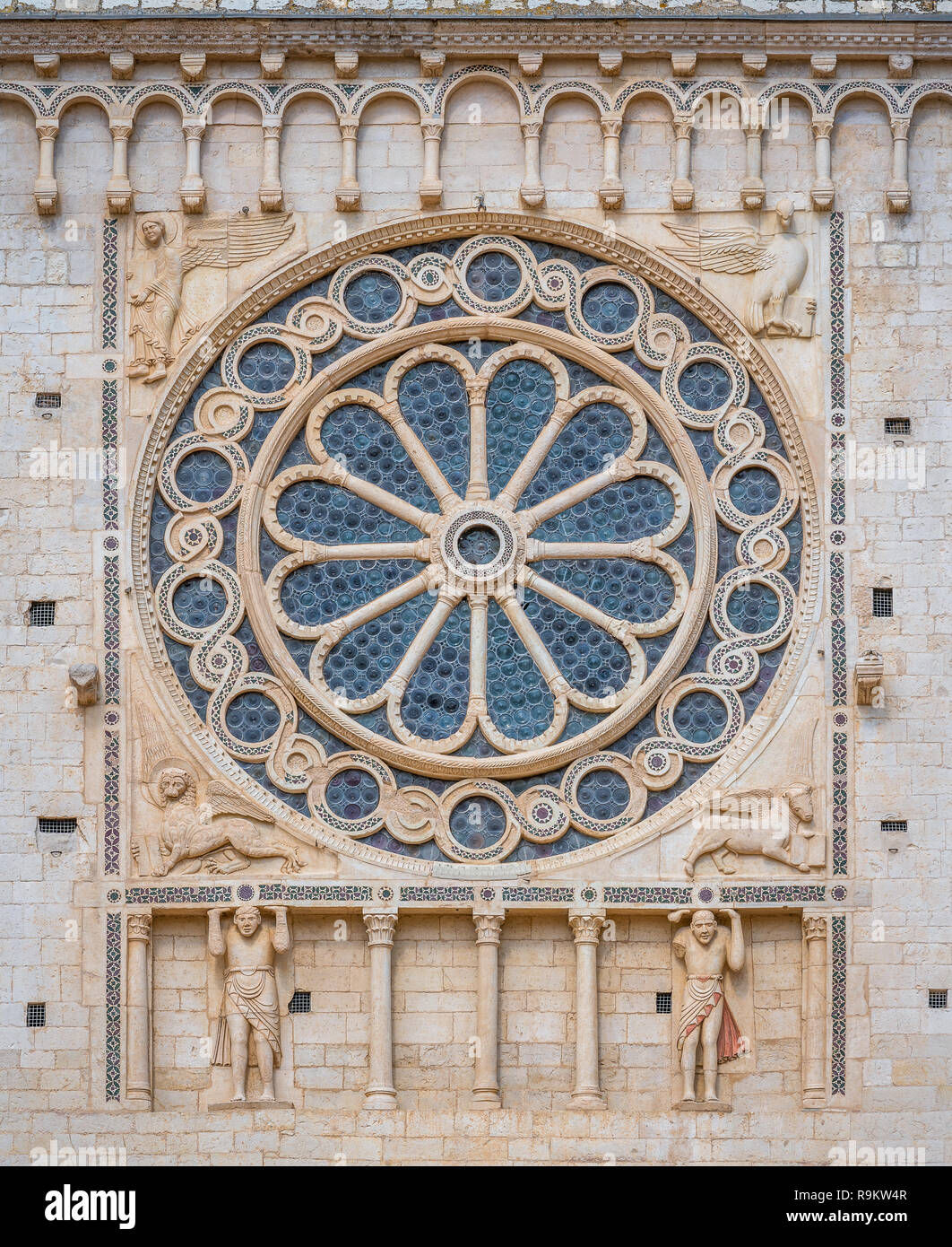 Rosette aus der Fassade des Doms von Spoleto. Umbrien, Italien. Stockfoto