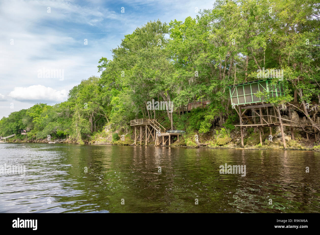 Docks und Strukturen auf Suwanneee River Bank beim Rock Bluff, Gilchrist, Florida Stockfoto