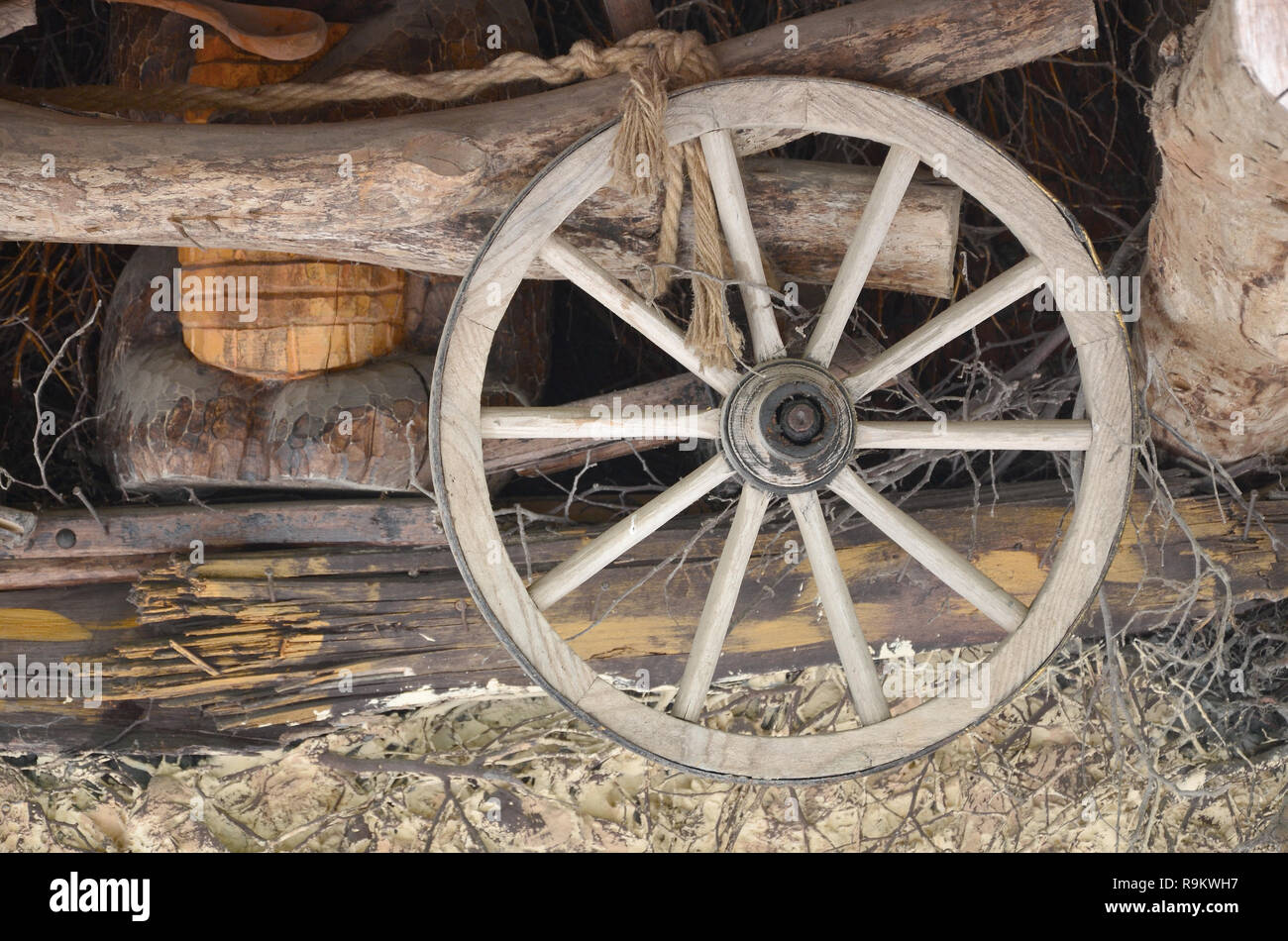 Die Alte hölzerne Rad aus dem Schlitten an der Wand hängt der Ukrainischen Scheune Stockfoto