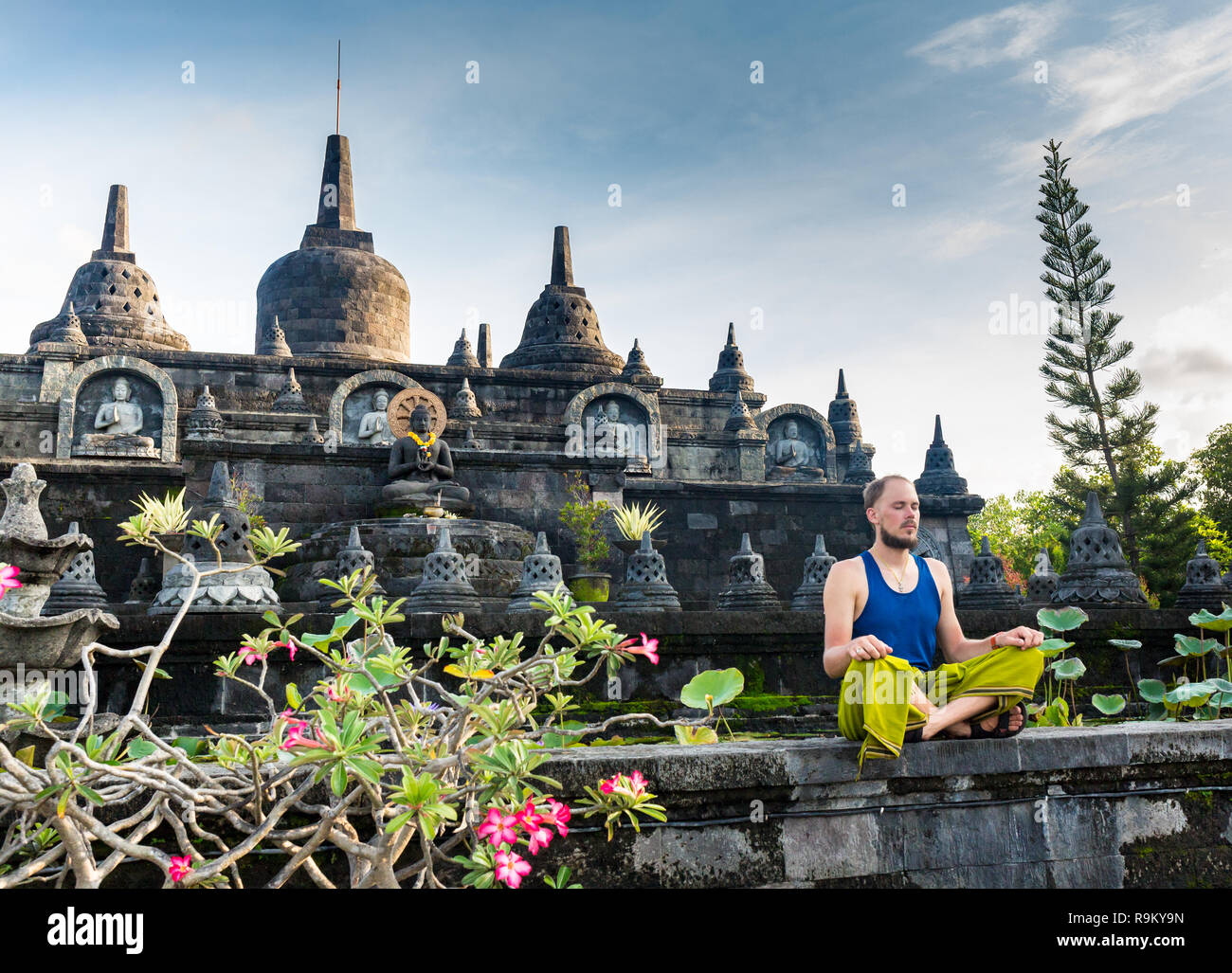 Mann am Eingang eines hinduistischen Tempel in Bali, Indonesien. Stockfoto