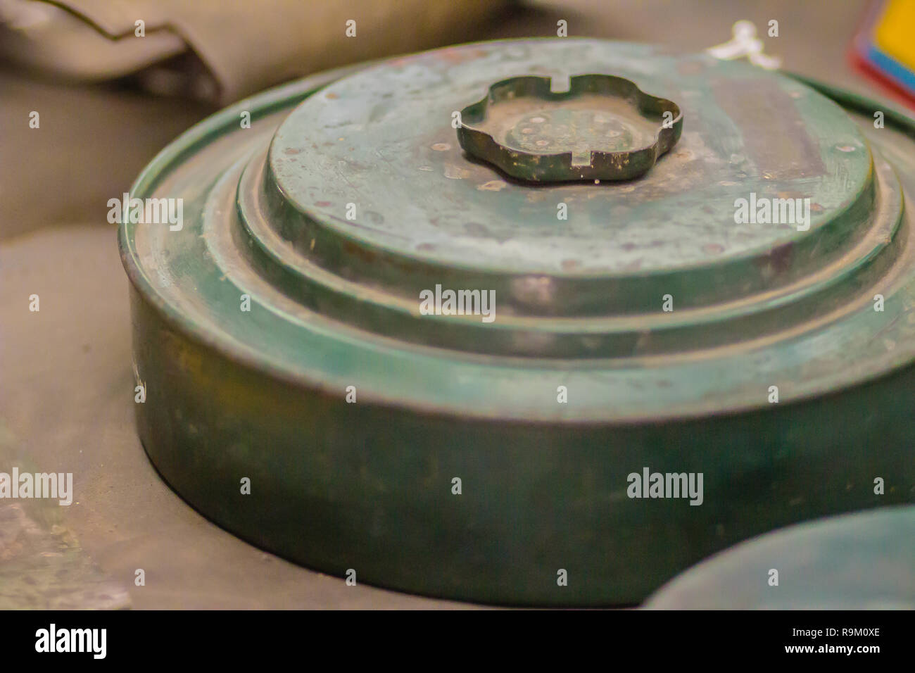 Rostige alte Anti-tank Mine oder bei mir, eine Art Mine für Schäden, die Fahrzeuge einschließlich Panzern und gepanzerten Kampffahrzeugen oder zu zerstören. Stockfoto