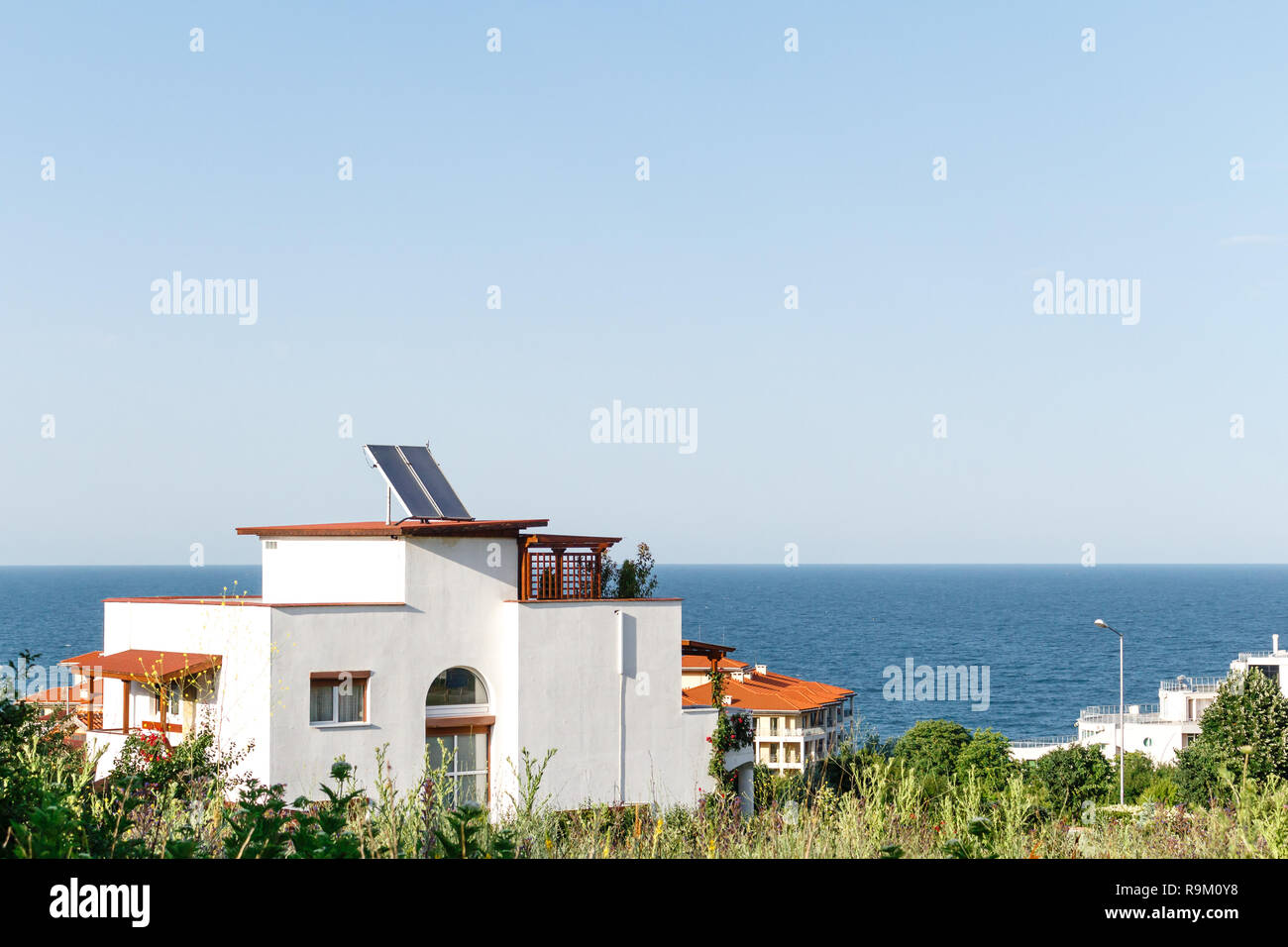 Landschaft Mit Weissen Haus Mit Solare Wasser Heizung Panel Auf