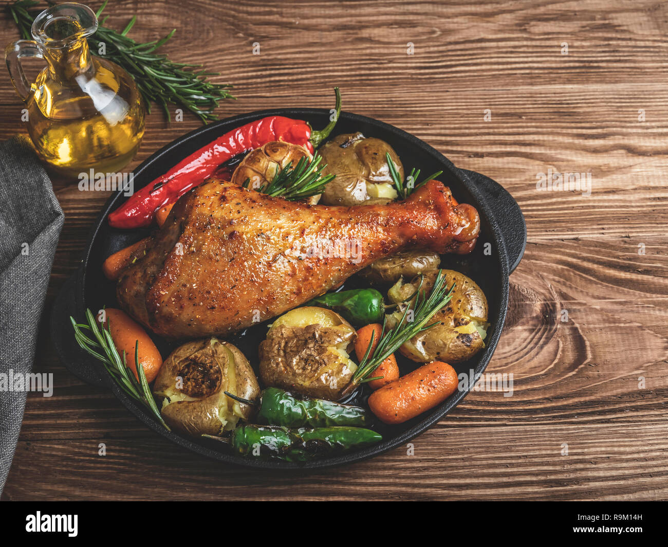 Gebratener Truthahn mit Gemüse, Karotten, Paprika, Kartoffeln in eine Bratpfanne Stockfoto