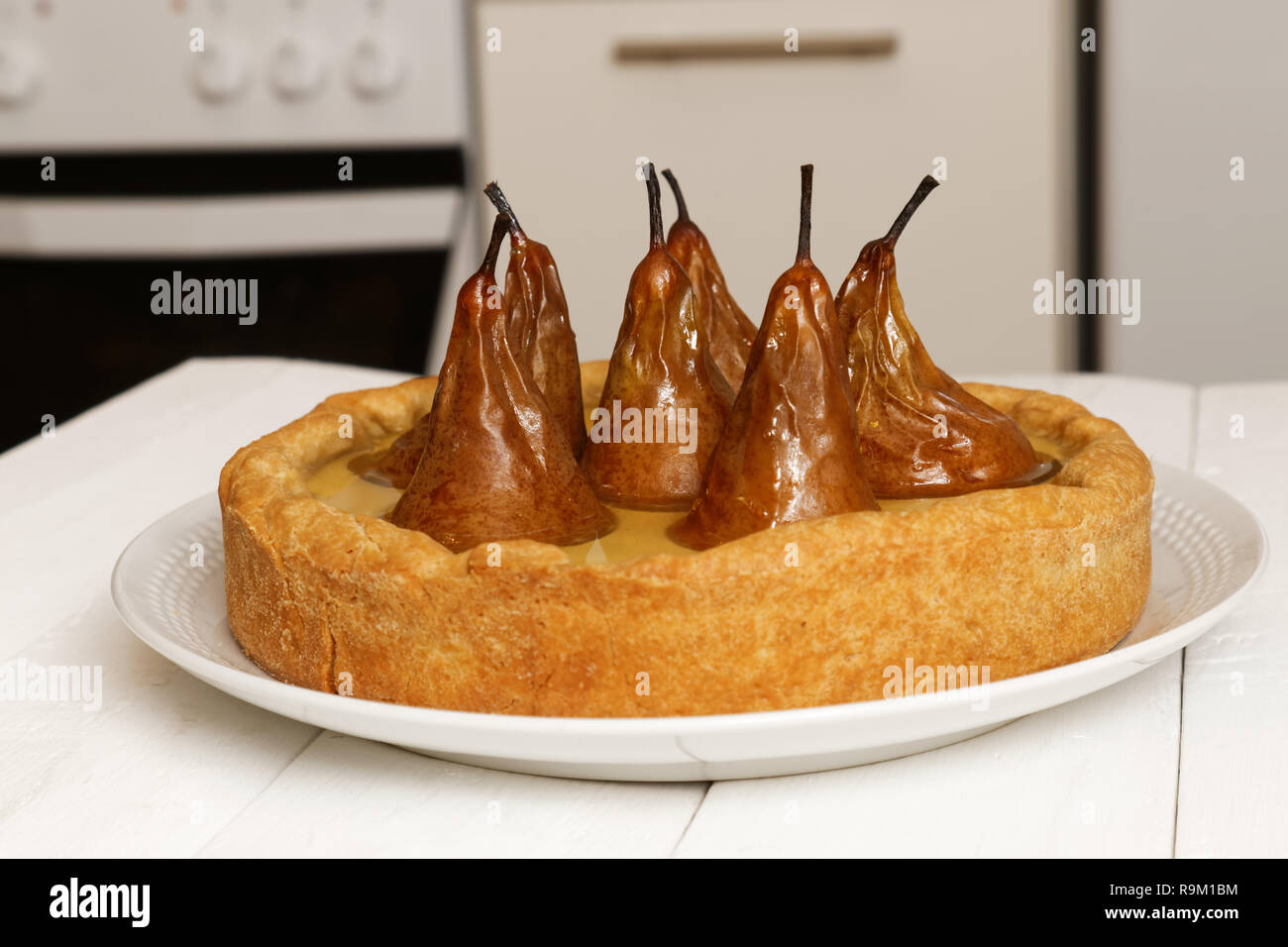 Torte mit Birnen, Sahne Butter und Marmelade auf einem unscharfen Hintergrund Küche Stockfoto