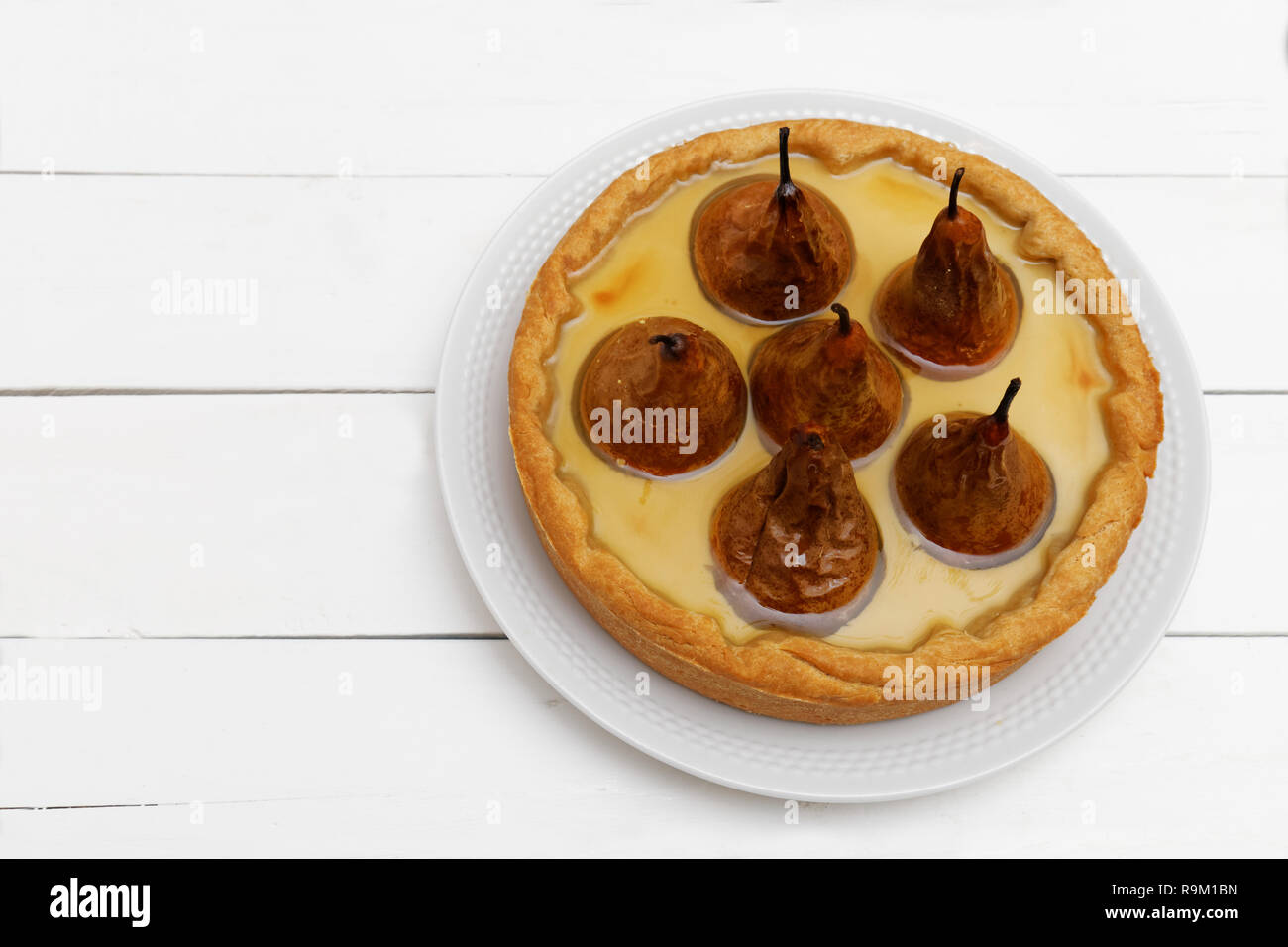 Torte mit Birnen, Sahne Butter und Marmelade auf weissem Holztisch Stockfoto