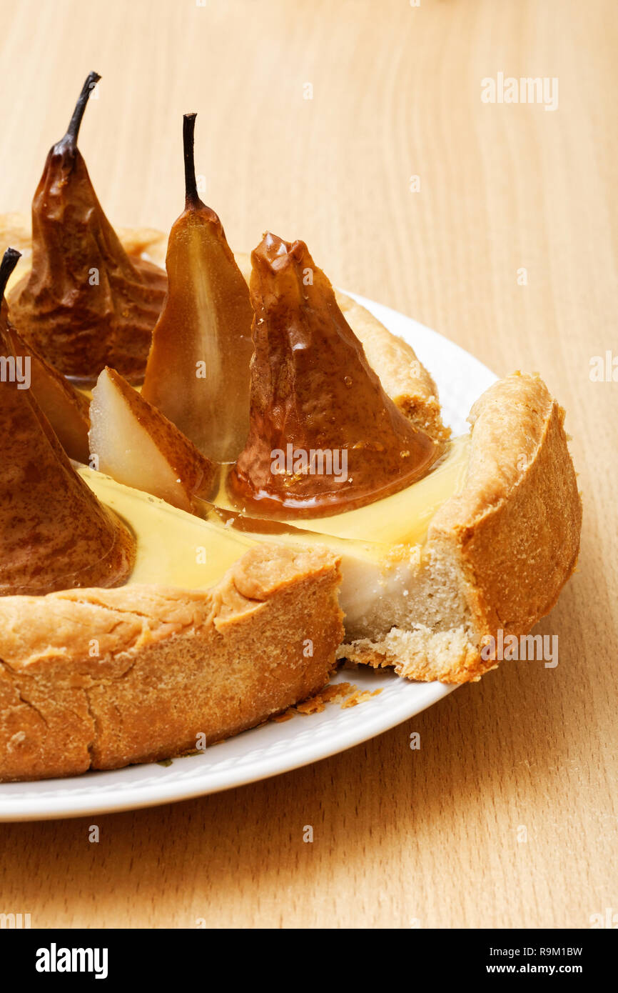 Closeup Torte mit Birnen, Sahne Butter und Marmelade auf weissem Holztisch Stockfoto