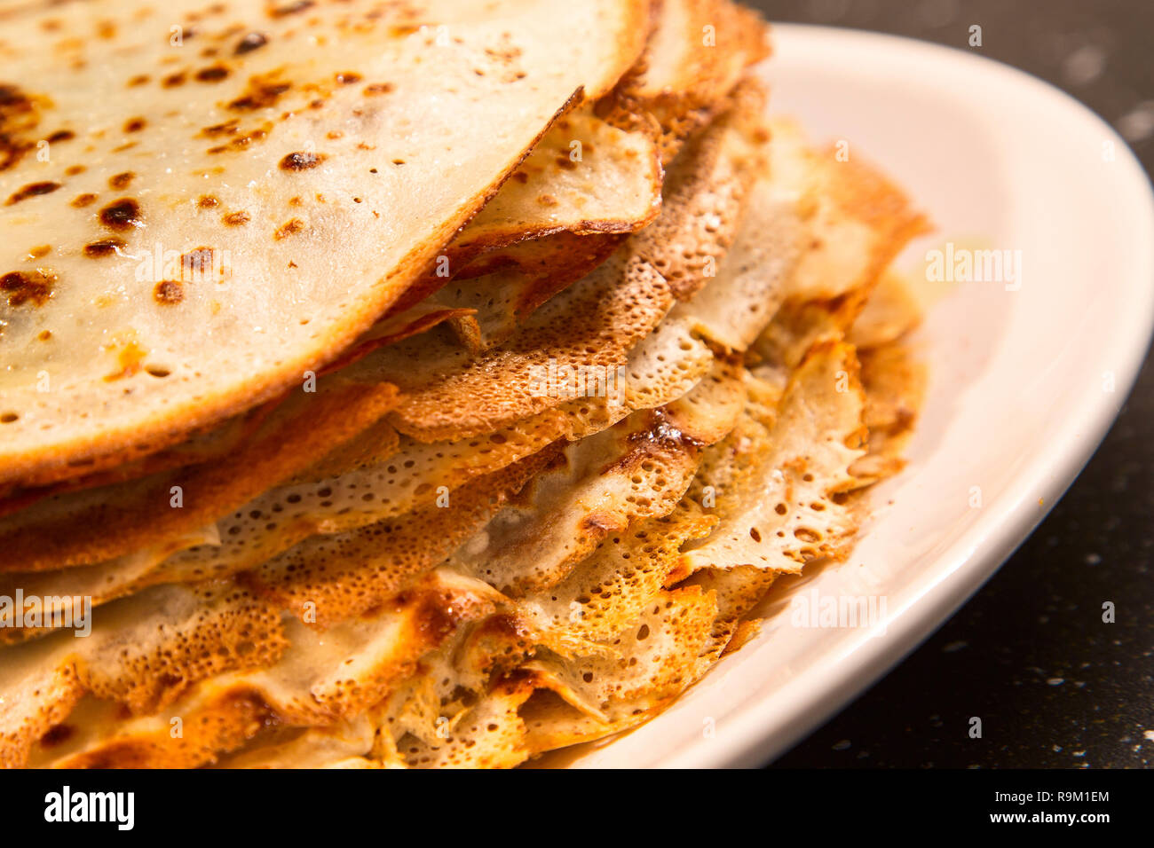 Russische Maslenitsa, Fastnacht, fastnachtswoche, Karneval, sprach, Pancake Day Symbol, Stapel Pfannkuchen auf Platte Stockfoto