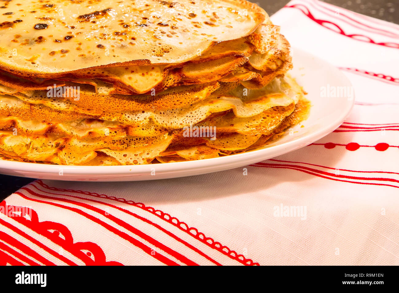 Russische Maslenitsa, Fastnacht, fastnachtswoche, Karneval, sprach, Pancake Day Symbol, Stapel Pfannkuchen auf Platte Stockfoto