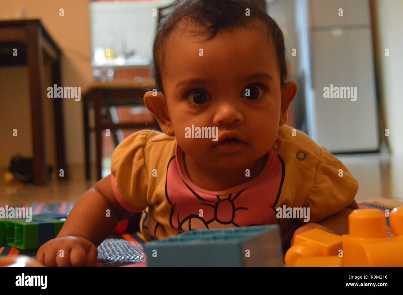 Baby Portrait Bild in wütende Stimmung Stockfoto