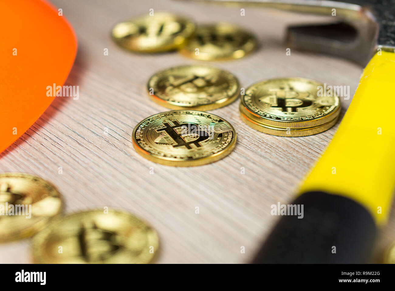 Cryptocurrency bitcoin Bergbau Bergbau mit Helm und Spitzhacke Stockfoto