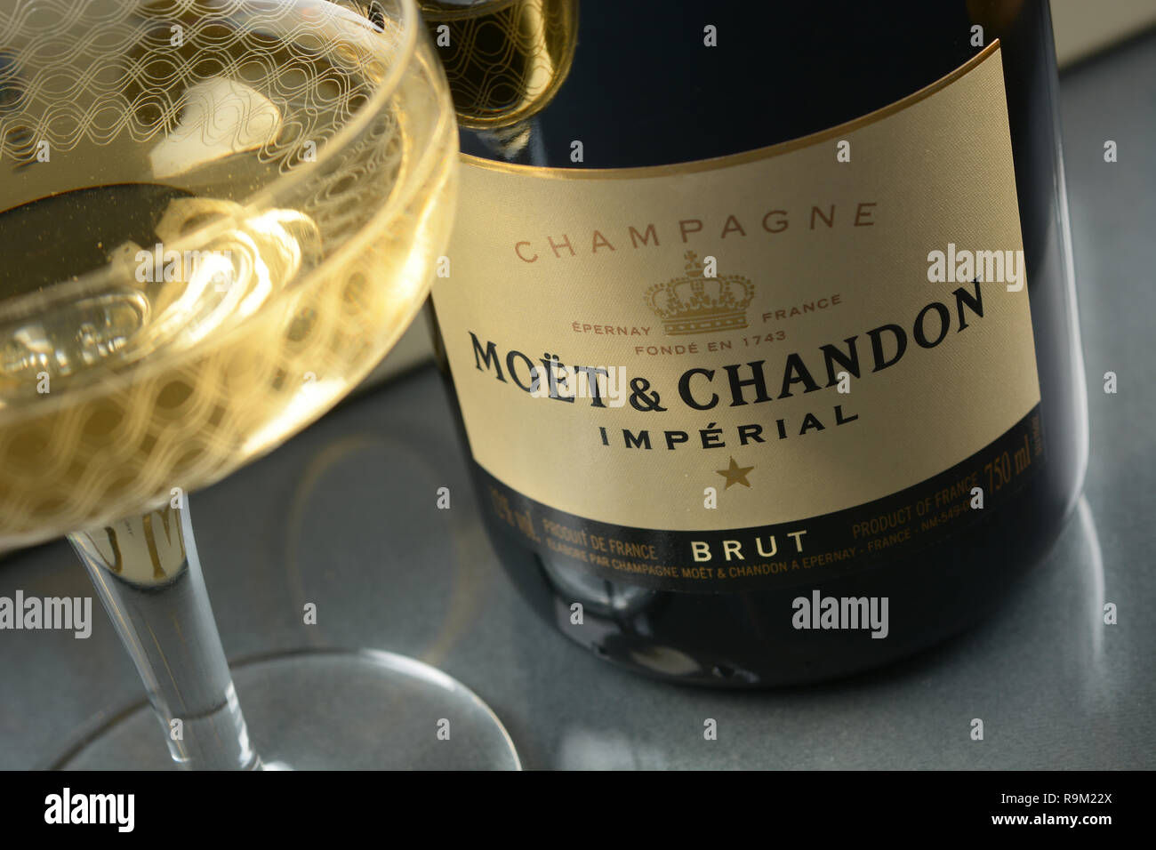 Flasche Moët & Chandon. Moët & Chandon ist einer der größten Produzenten  Champagner der Welt. 1743 gegründet, besitzt jetzt über 1500 Hektar Reben  Stockfotografie - Alamy
