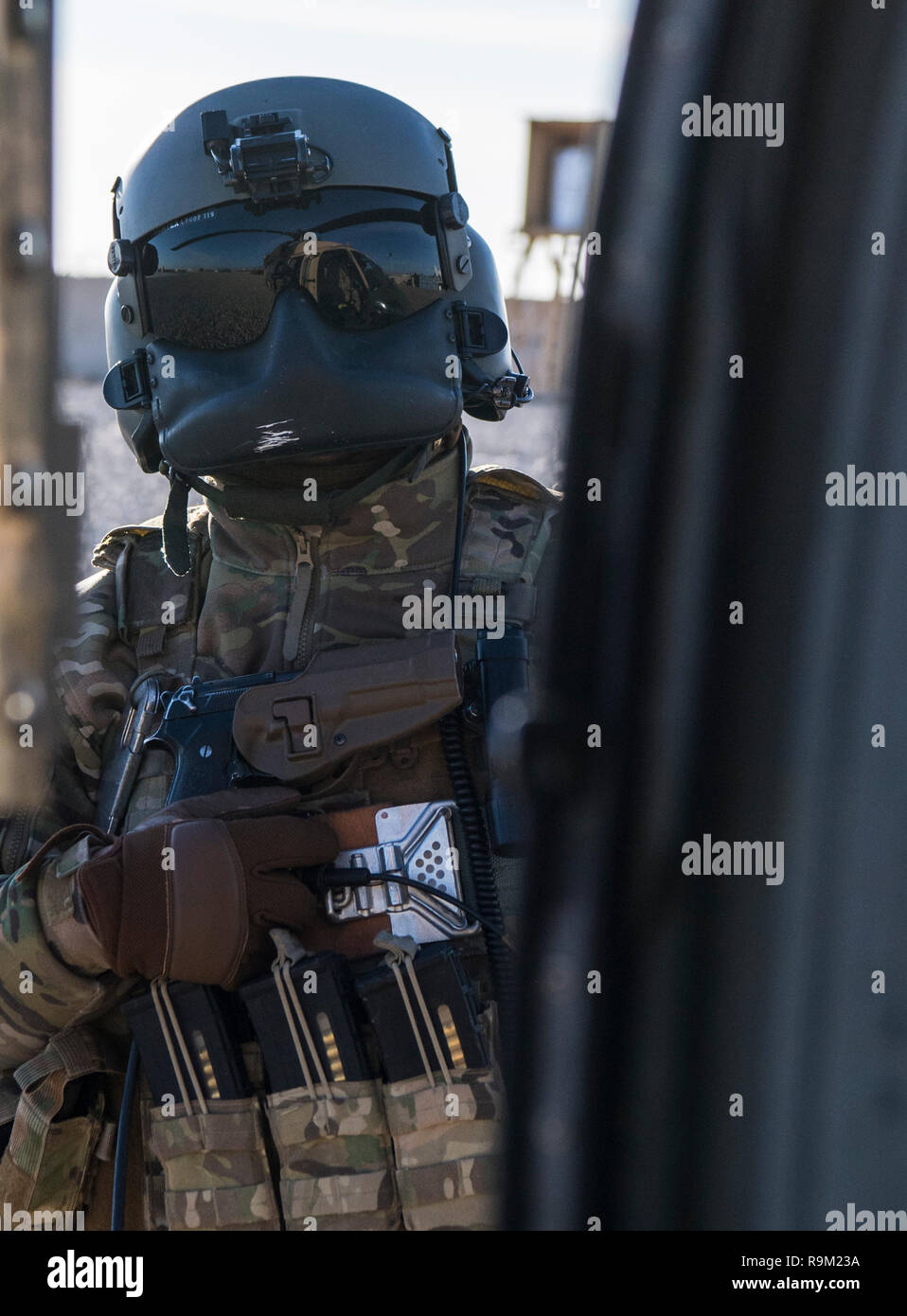 Die US-Armee Flight Engineer in der 738Th Air Expeditionary Advisory Group führt Motor Inbetriebnahmeprüfungen Dez. 5, 2018, während in den teilnehmenden NATO-led der entschlossenen Unterstützung der Mission in Afghanistan. Die Mission von Zug, beraten, unterstützen, Command-Air ist zu Trainieren, beraten, und die afghanischen Partner unterstützen eine Professionelle, leistungsfähige und nachhaltige Air Force zu entwickeln. TAAC-Air nutzt Zug, beraten und unterstützen Aktivitäten im Konzert mit starken persönlichen Beziehungen zu professionellen afghanischen Flieger in der Lage, Planung zu erstellen, zu führen, zu beschäftigen, und Aufrechterhaltung entscheidender Airpower. (U.S. Air Force Stockfoto