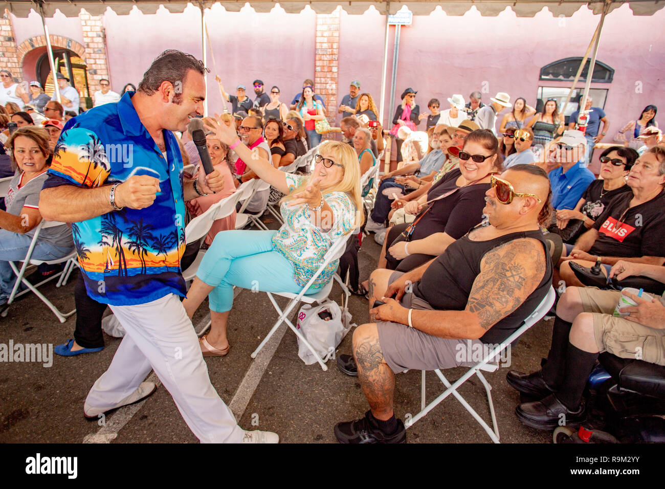 Der Rock'n'Roll Klassiker, ein begeisterter Sänger verzaubert Jung und Alt, das Publikum an einem Musikfestival in Fullerton, CA. Stockfoto