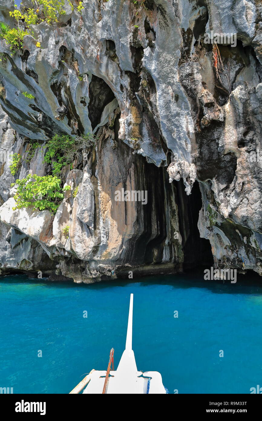 Blaue Wasser an der Mündung des Pinasil Insel Cathedral Cave - Zugang nur durch Beiboot und Kajak - Innenraum einige Male der Tag durch Sonne durch ein Lit Stockfoto