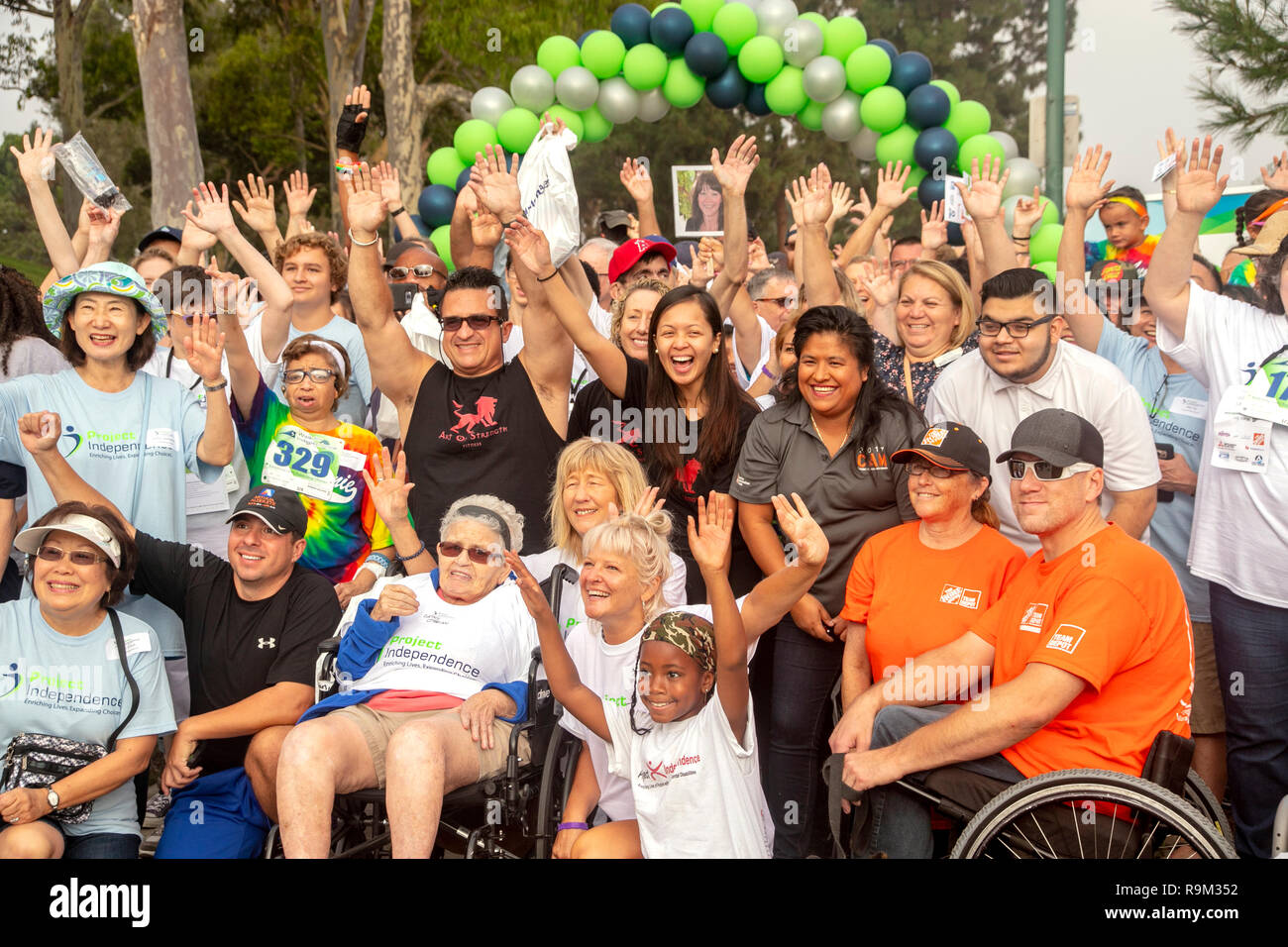 Behinderte marchers Jubeln am Anfang eines Fundraising Charity Veranstaltung in Costa Mesa, CA, Park. Stockfoto