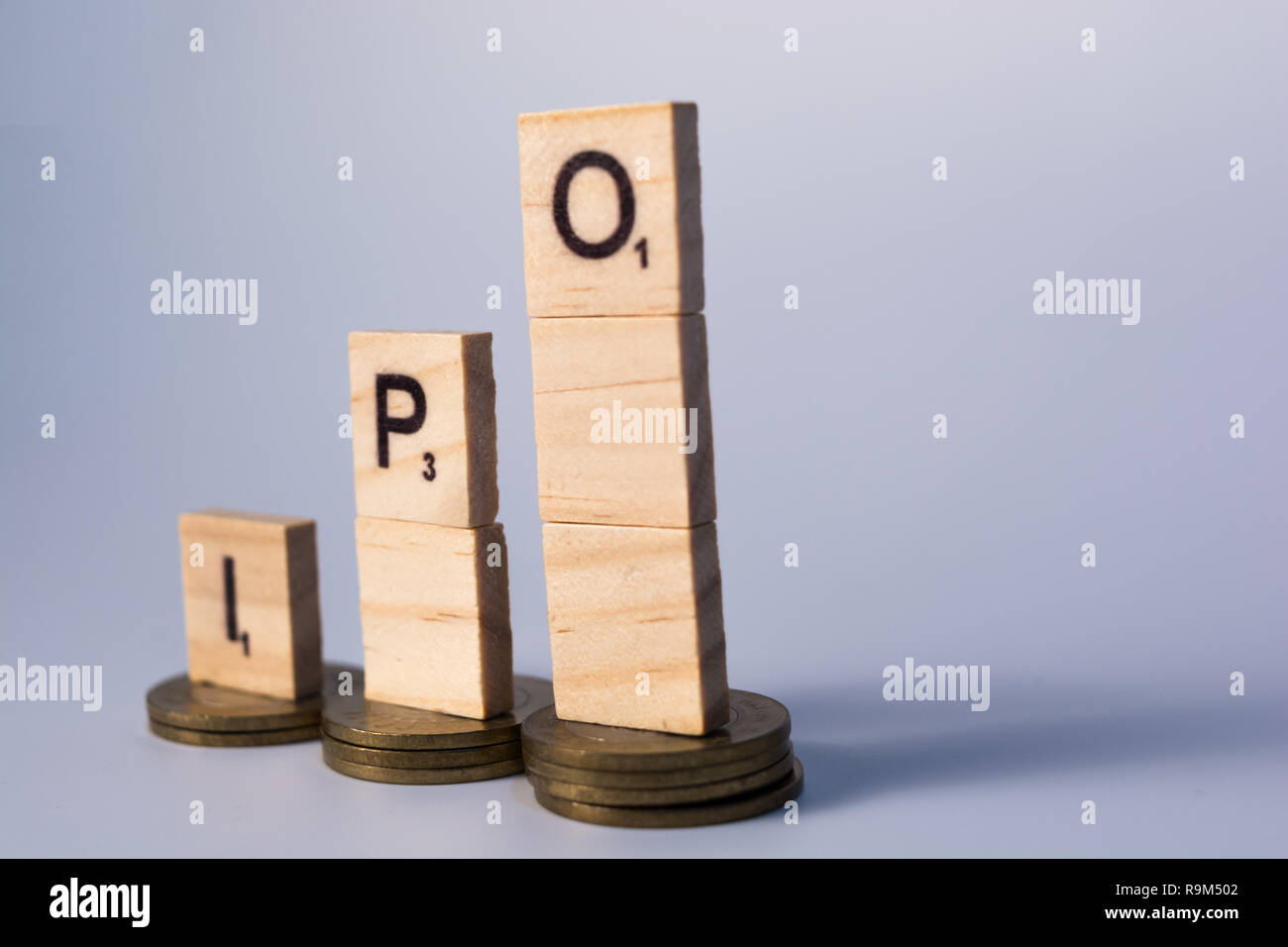 Stapel der Indischen 10 rupee Münzen Initial Public Offering, IPO-Konzept auf isolierten Hintergrund. Stockfoto