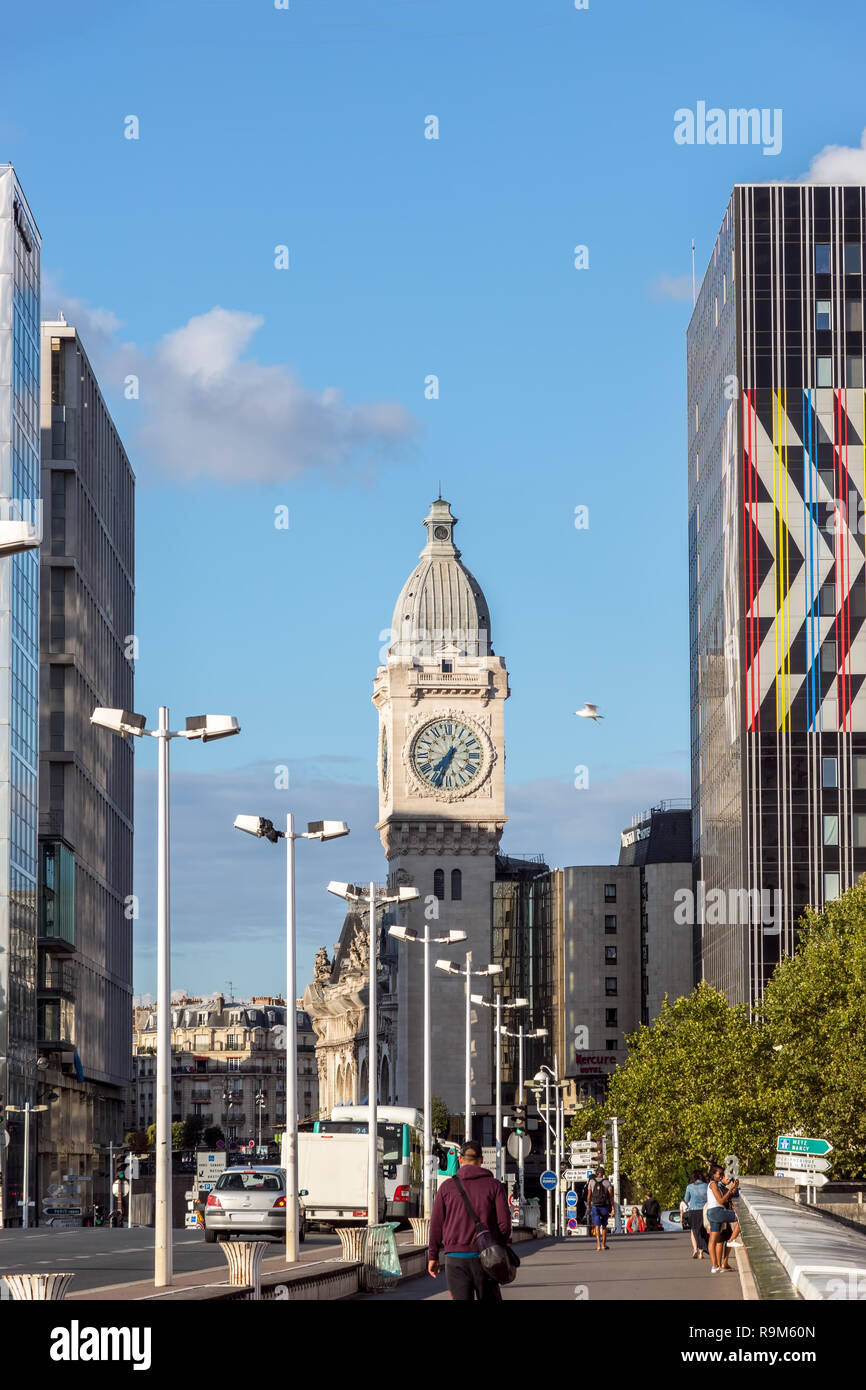 Glockenturm der Gare de Lyon in Paris. Stockfoto