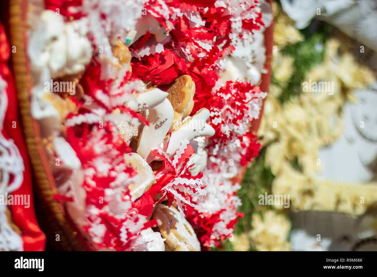 Sardische Süßigkeiten mit rotem und weißem farbigem Papier eingerichtet Stockfoto