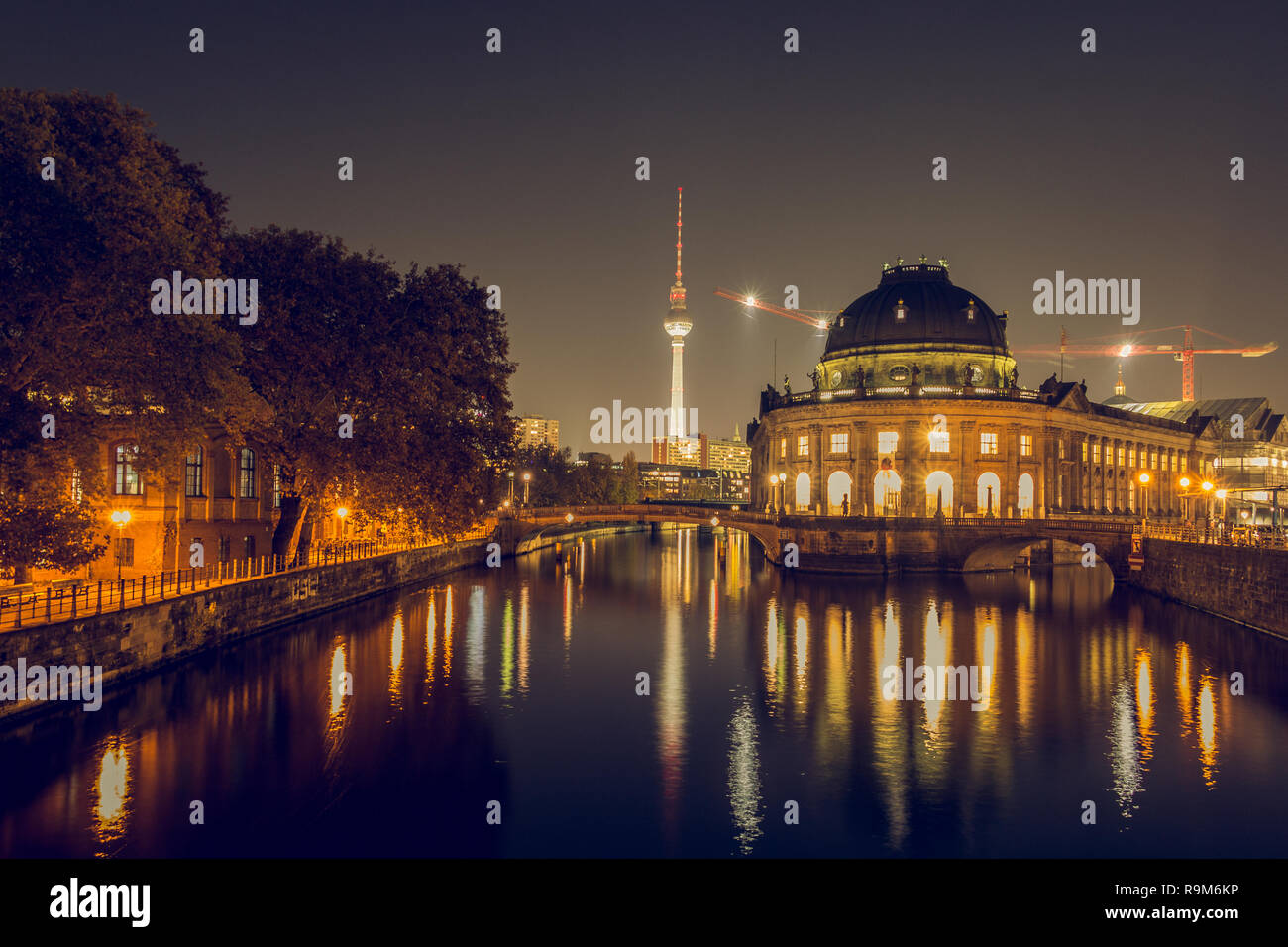 Berlin Skyline bei Nacht. Museumsinsel mit Spree und Brücken sind im Herbst Stimmung beleuchtet. Im Hintergrund ist der Fernsehturm. Stockfoto