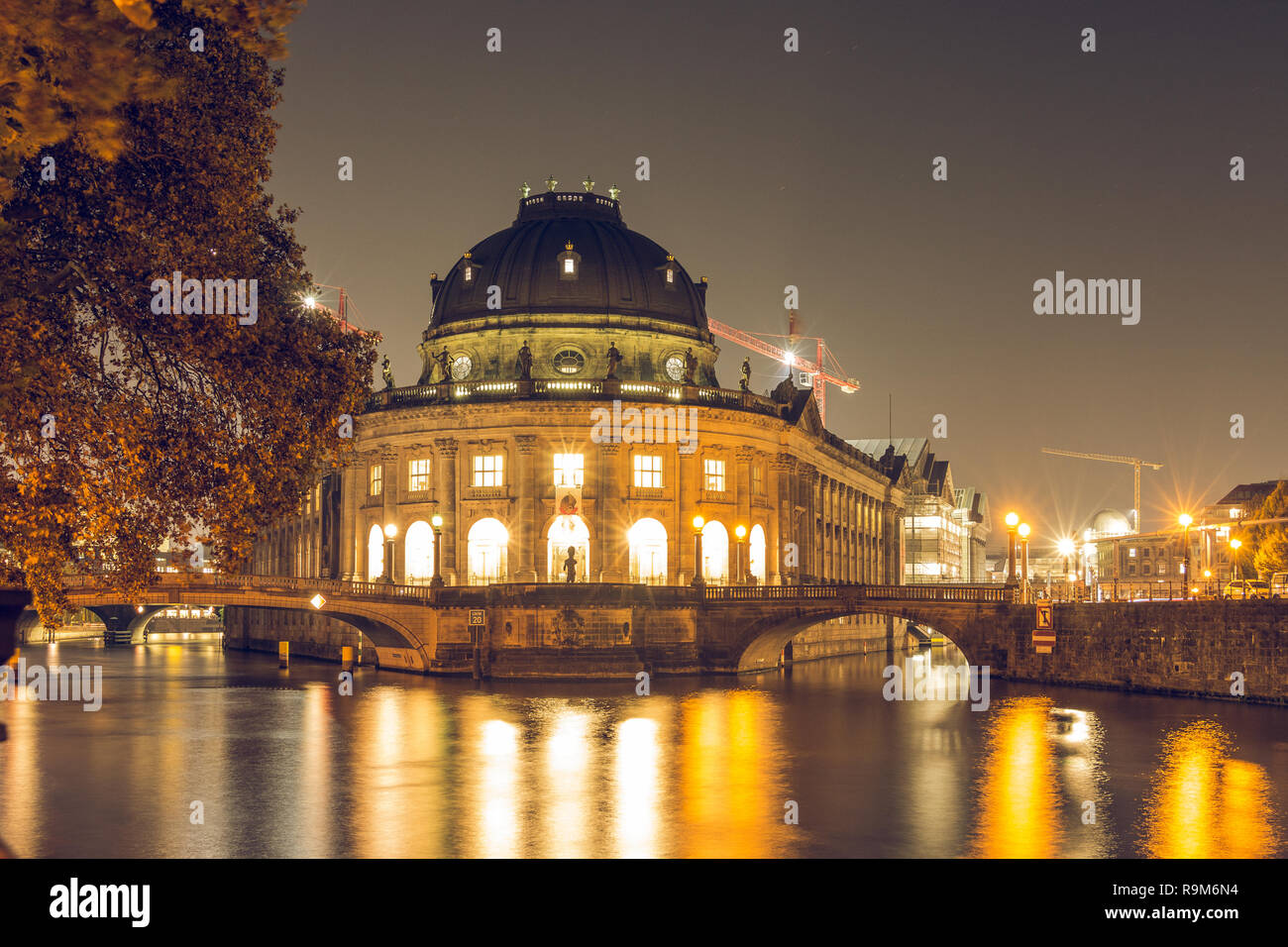 Museumsinsel in der Nacht in das Zentrum von Berlin. herbstliche Stimmung an der Spree mit Brücken. Licht spiegelt sich im Wasser des Flusses. Stockfoto