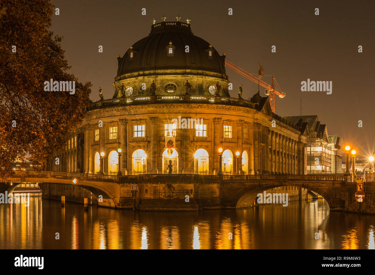 Museumsinsel in der Nacht in das Zentrum von Berlin. herbstliche Stimmung an der Spree mit Brücken. Licht spiegelt sich im Wasser des Flusses. Stockfoto