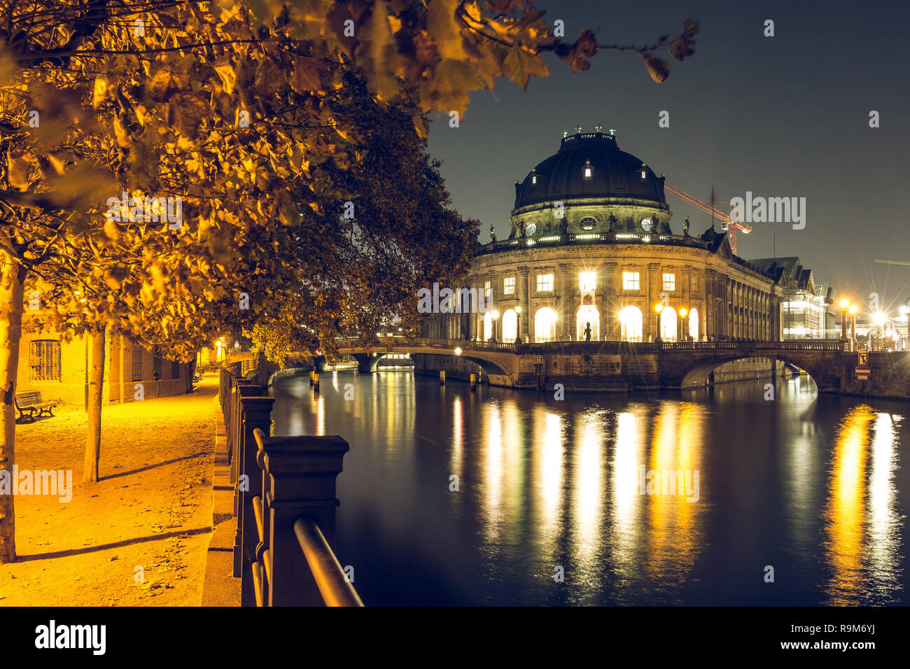 Museumsinsel in der Nacht in das Zentrum von Berlin. herbstliche Stimmung an der Spree mit Brücke. Beleuchtete Pfad am Ufer der Spree mit Bäumen. Stockfoto