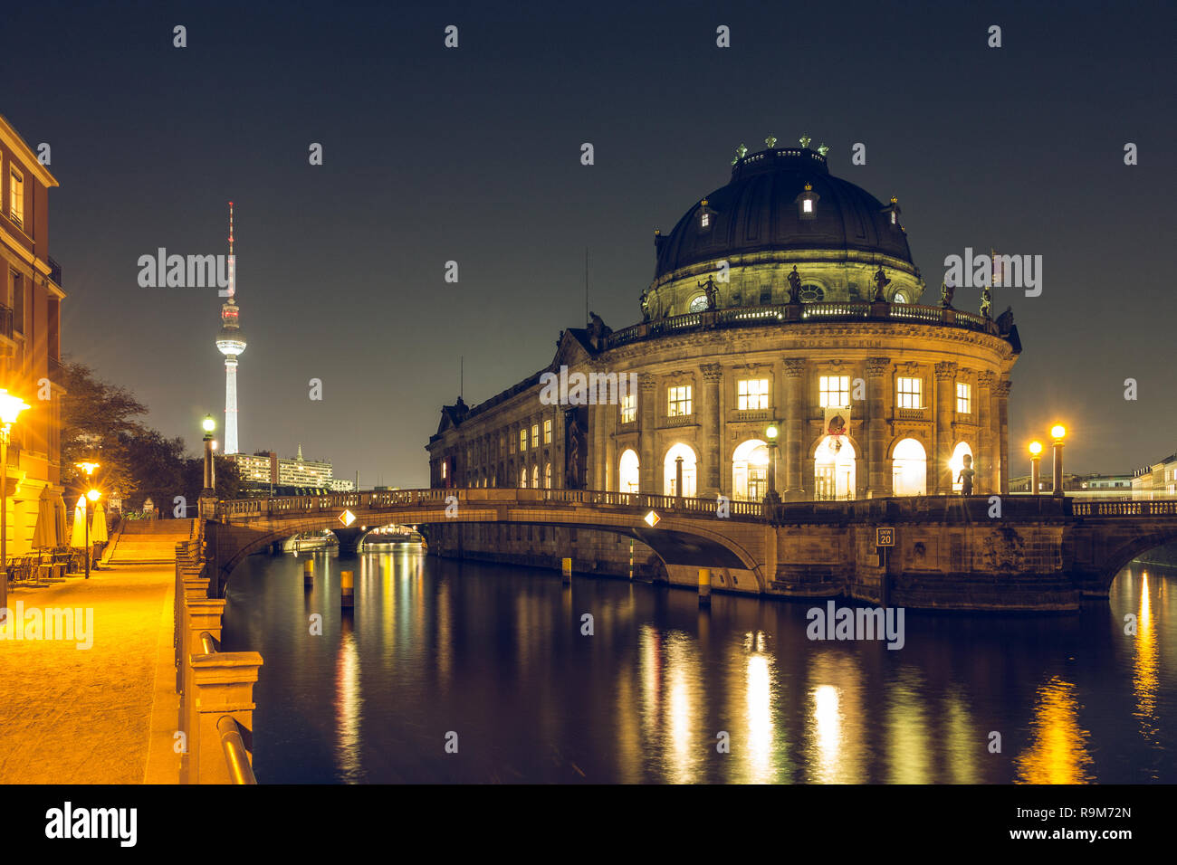 Berlin bei Nacht. Museumsinsel mit der Spree. Über die Spree sind Brücken. Im Hintergrund der Fernsehturm ist erkennbar. Stockfoto