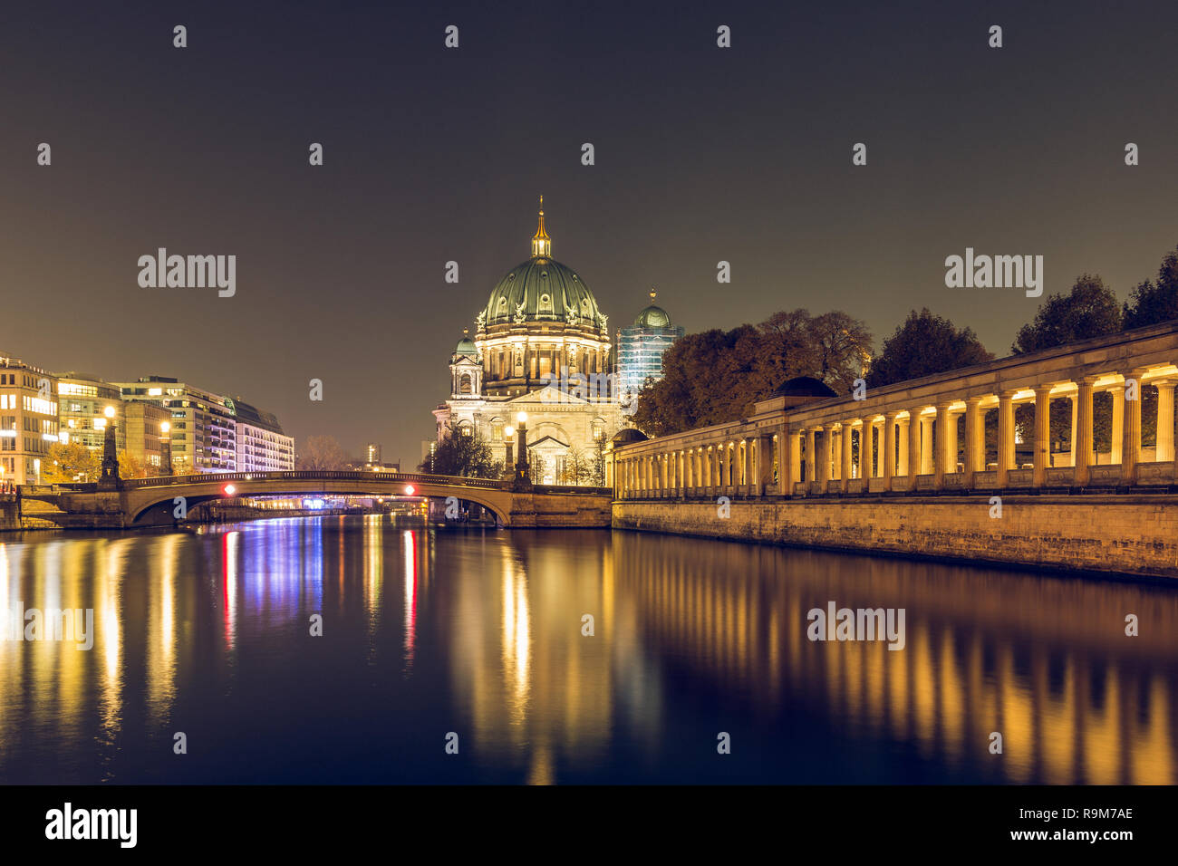 Berliner Dom bei Nacht mit dem Friedrichs Brücke. Auf der Spree reflektieren das Licht. Die beleuchtete Säule Galerie am Spree Ufer Stockfoto