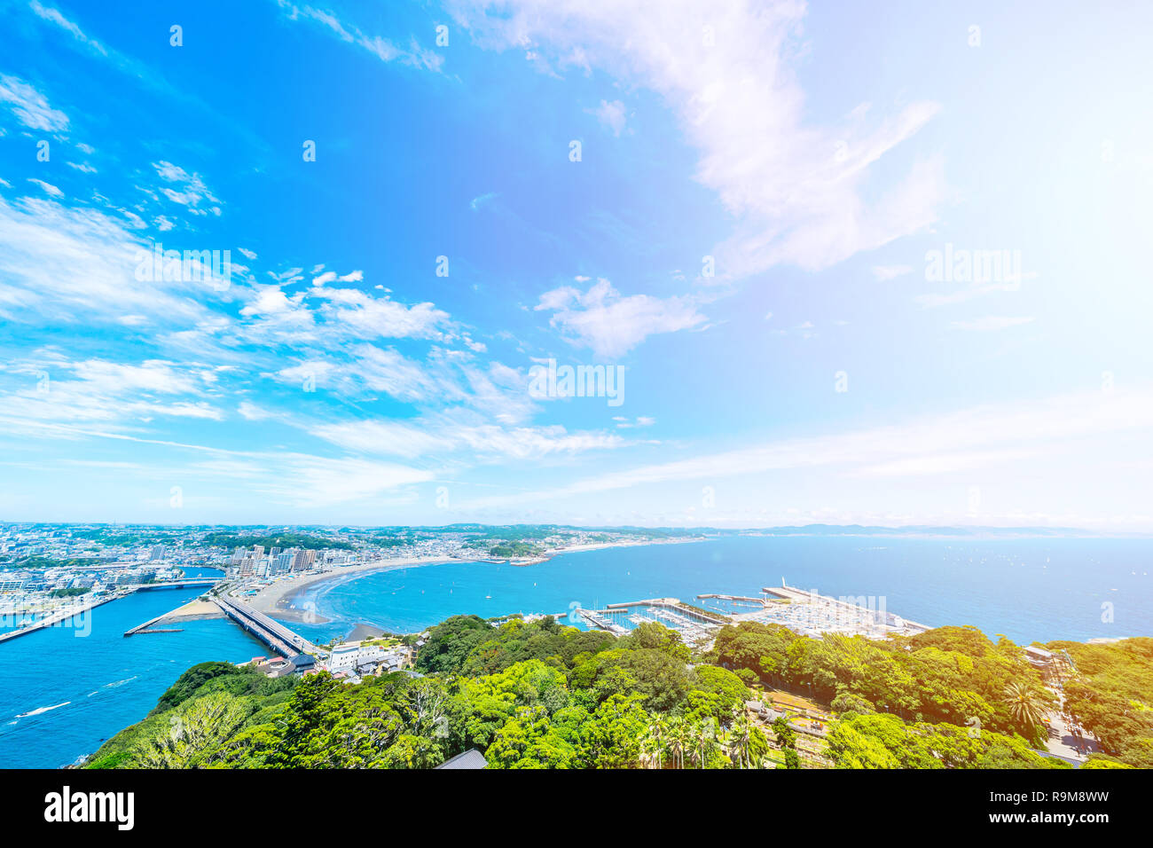 Asien Travel Concept - die berühmten Reisen, enoshima Insel und städtischen Skyline Luftbild Panorama unter dramatischen blauer Himmel und Meer in Stockfoto