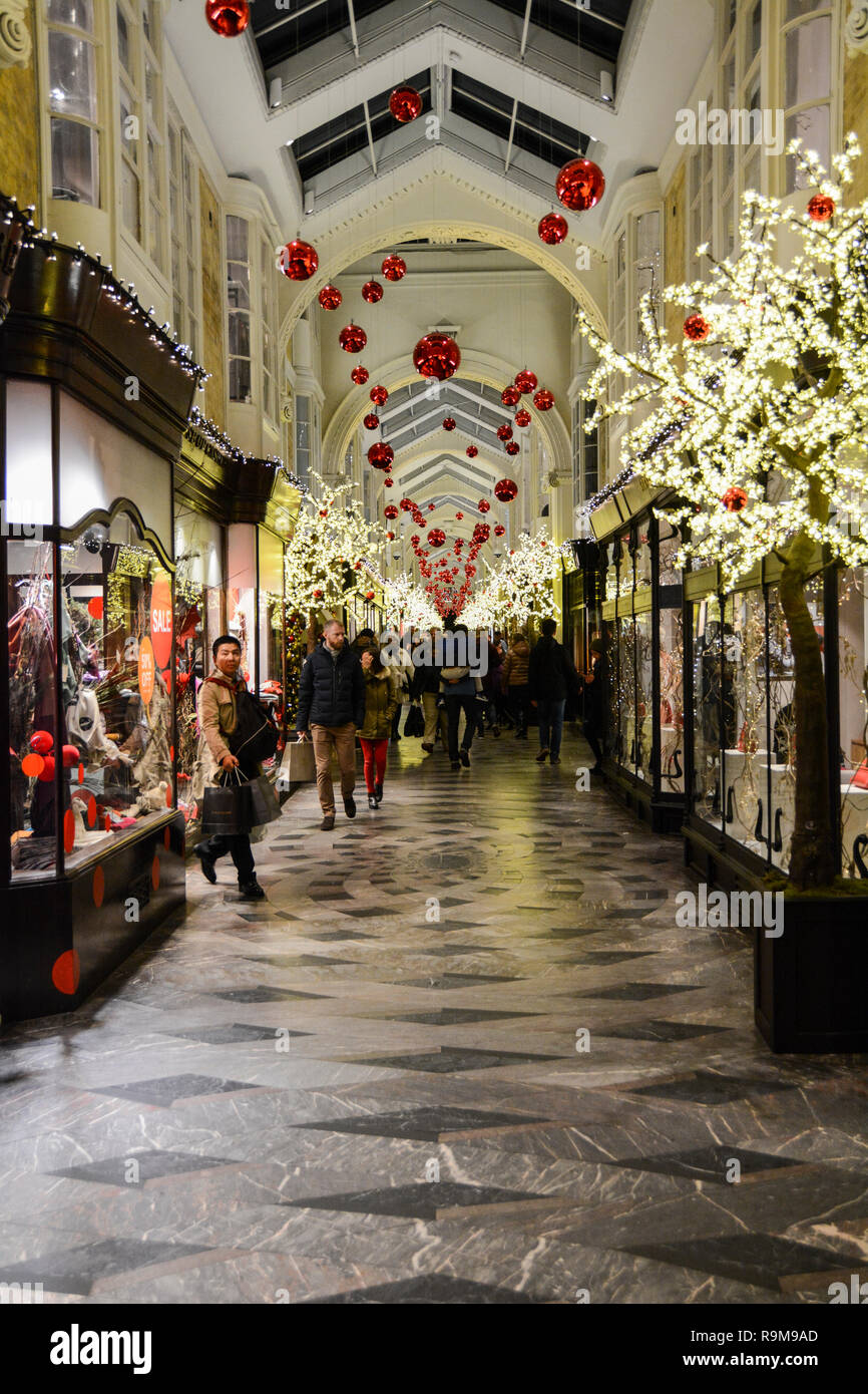 Die ikonischen Burlington überdachte Einkaufspassage in Mayfair, London, Großbritannien Stockfoto