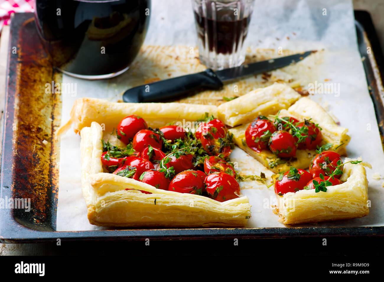 Törtchen mit Cherry Tomaten und Kräutern. selektive Fokus Stockfoto
