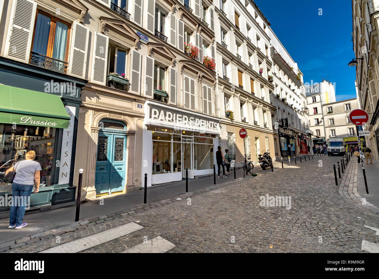 Geschäfte und Boutiquen entlang der Rue La Vieuville , einer gepflasterten Straße in Montmartre, Paris, Frankreich Stockfoto