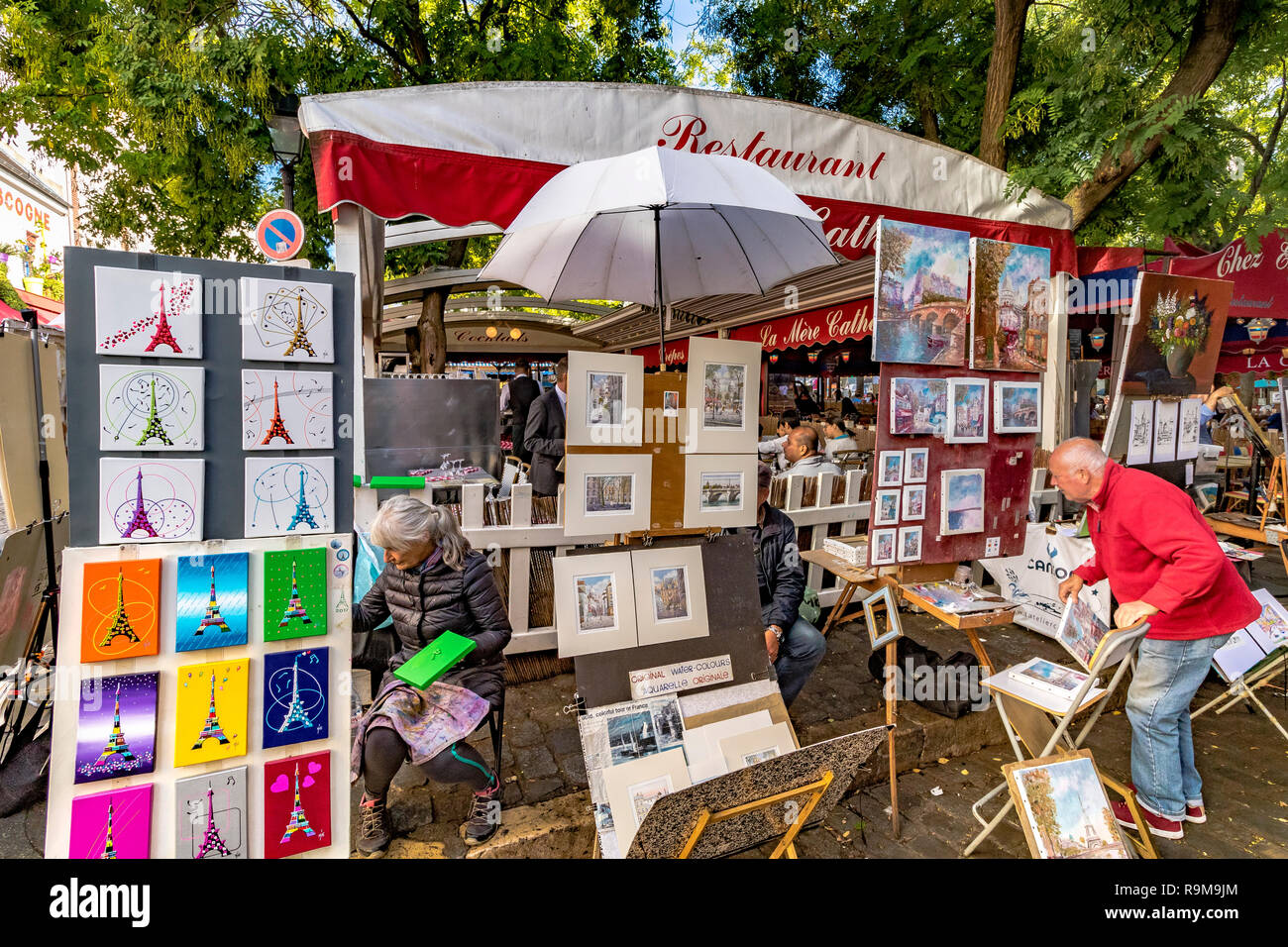 Künstler malen und zeigen ihre Werke am Place Du Tetre, einem beliebten Platz in Montmartre, Paris, Frankreich Stockfoto