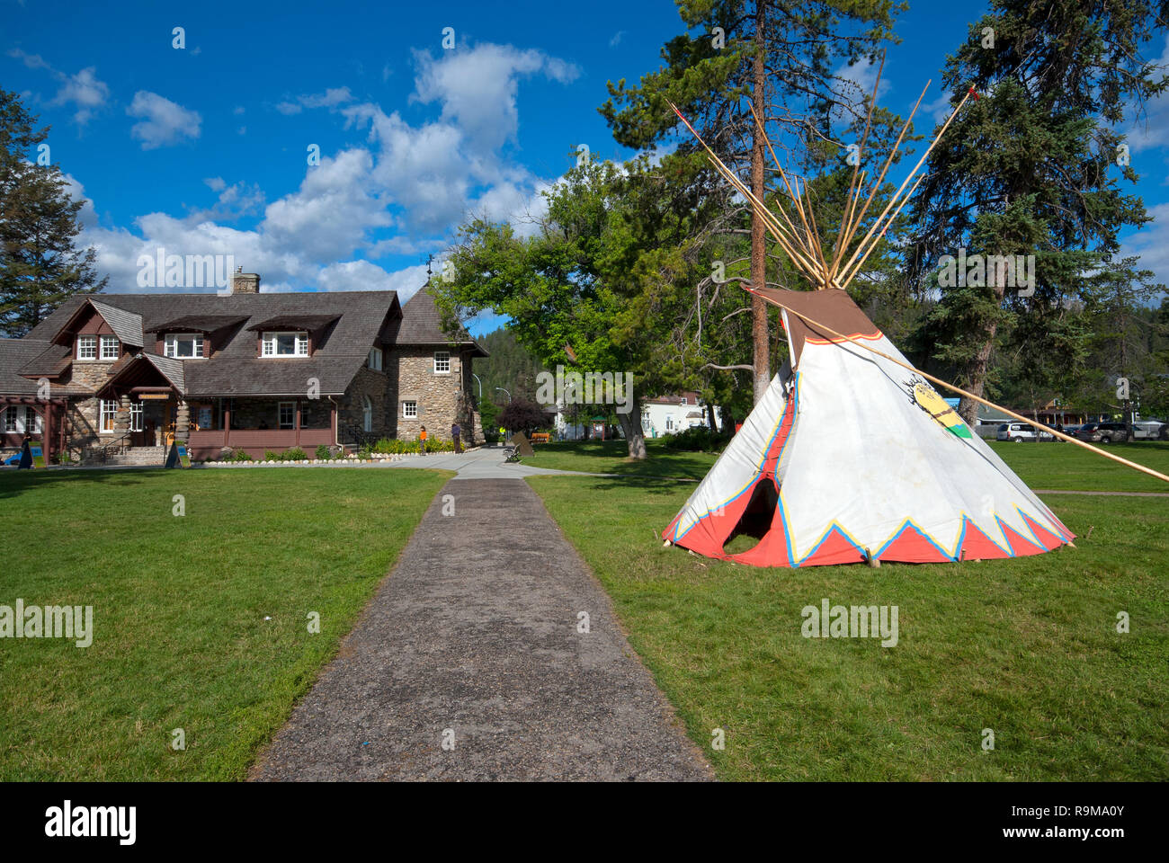 Native tepee und Infornation Zentrum in Jasper, Jasper National Park, Rocky Mountains, Alberta, Kanada Stockfoto