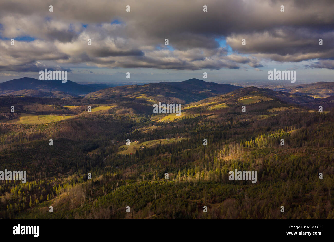 Malerische Berge bei Sonnenuntergang, Polen, Antenne Stockfoto