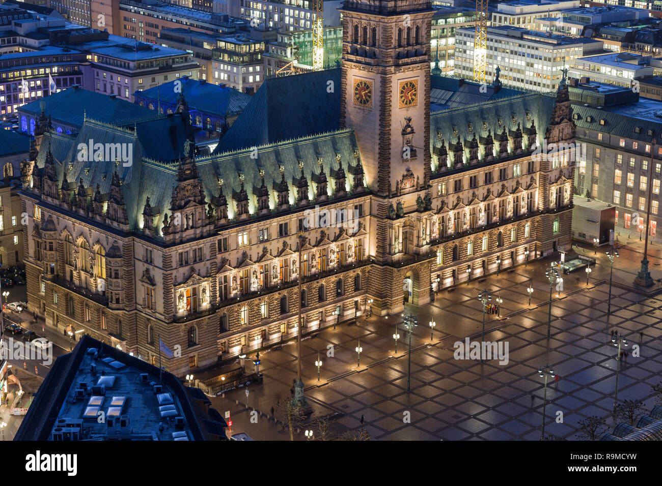 Luftaufnahme von Hamburg Town Hall Square bei Nacht Stockfoto