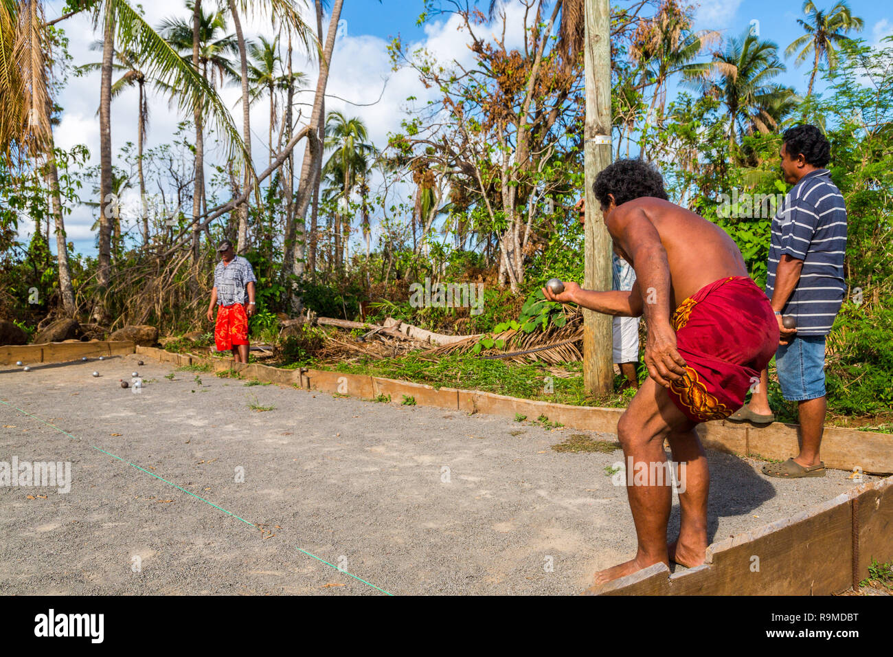 Eingeborenen Aborigines polynesischen Leute spielen Petanque, überseeischen französischen Kollektivität Wallis et Futuna. Uvea Insel. Männer tragen Röcke Lava Lava Stockfoto