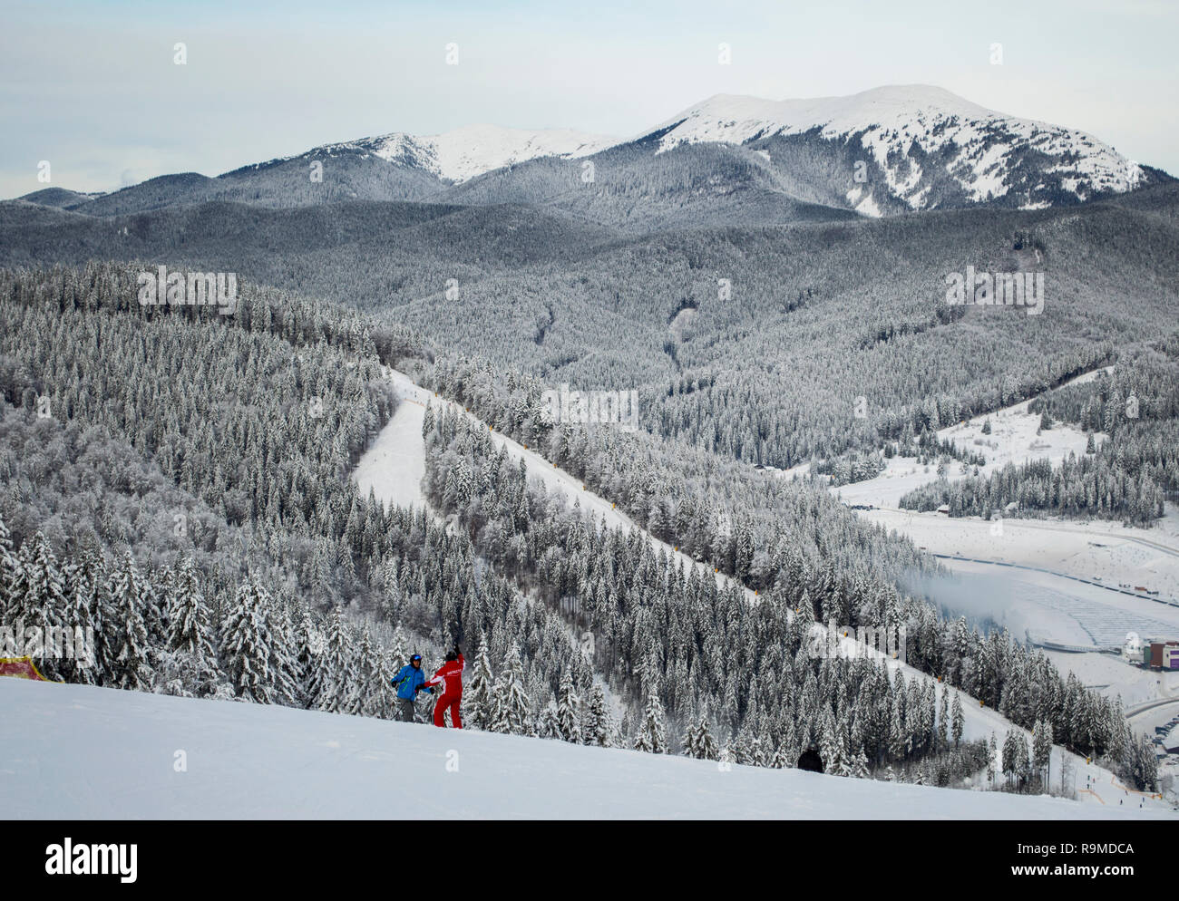 Ausbilder unterrichtet Schüler auf ein Skigebiet, das Thema Bergsport, Skifahren, Bukovel, Karpaten, Ukraine Stockfoto
