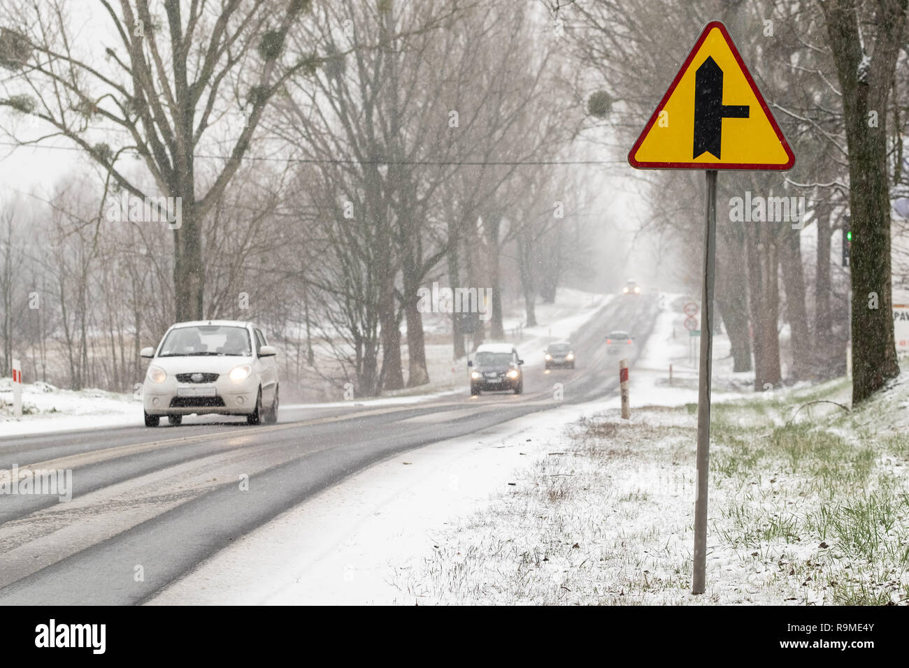 Lodz, Polen. 25. Dezember 2018. Schneestürme und eisige Straßen zwingen die Treiber in Zentral Polen besondere Aufmerksamkeit in diesen schwierigen Wetterbedingungen zu bezahlen. Das Wetter ändert sich in Stunden - von hellen, sonnigen Tag zu Verschneiten, windig, als Regen und wieder zurück. Credit: Robert Pastryk/Alamy leben Nachrichten Stockfoto