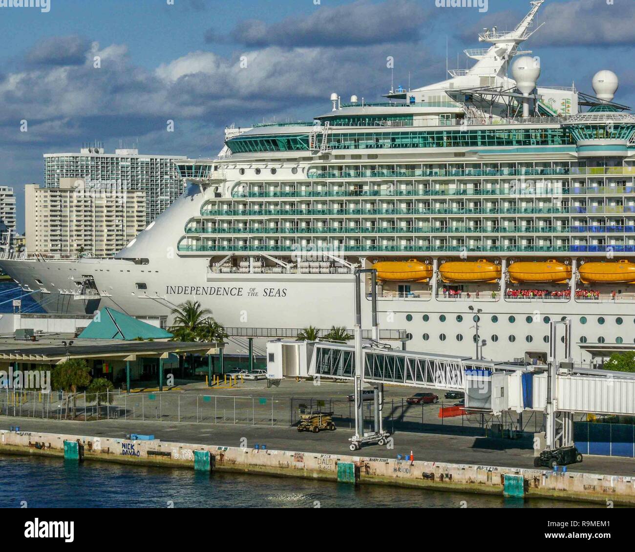 Fort Lauderdale, Florida, USA. 10. Jan 2009. Kreuzfahrtschiffe angedockt in Port Everglades, Dritten geschäftigsten Hafen der Welt, und das Gateway für Kreuzfahrt Urlaub und den internationalen Handel in Südflorida. Credit: Arnold Drapkin/ZUMA Draht/Alamy leben Nachrichten Stockfoto