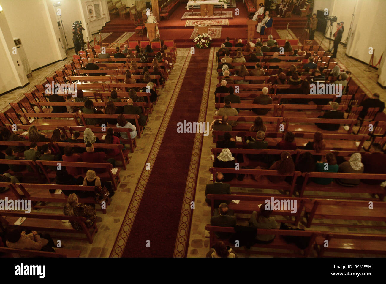 Bagdad, Irak. 25 Dez, 2018. Irakische Christen besuchen eine Christmette in der Chaldäischen Kirche Mar Youssif. Credit: Ameer Al Mohmmedaw/dpa/Alamy leben Nachrichten Stockfoto