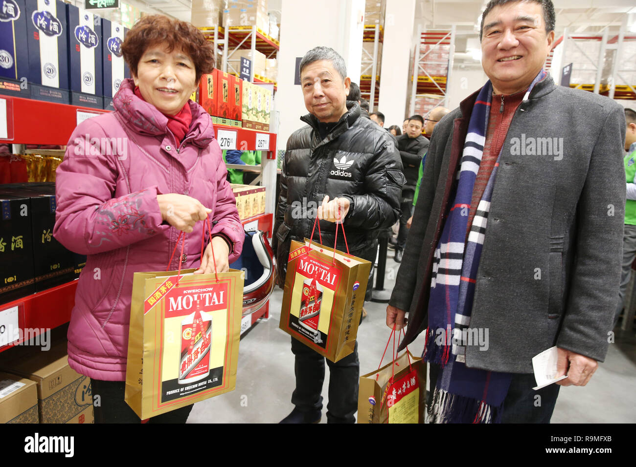 Nantong, Nantong, China. 26 Dez, 2018. Nantong, China - viele Bürger in Scharen zu den ersten Store von Sam's Club in Nantong, im Osten Chinas Provinz Jiangsu. Sam's Club ist eine amerikanische Kette der Mitgliedschaft - nur Retail Warehouse Clubs besessen und durch Walmart Inc., die 1983 gegründet und benannt nach Walmart Gründers Sam Walton betrieben. Credit: SIPA Asien/ZUMA Draht/Alamy leben Nachrichten Stockfoto