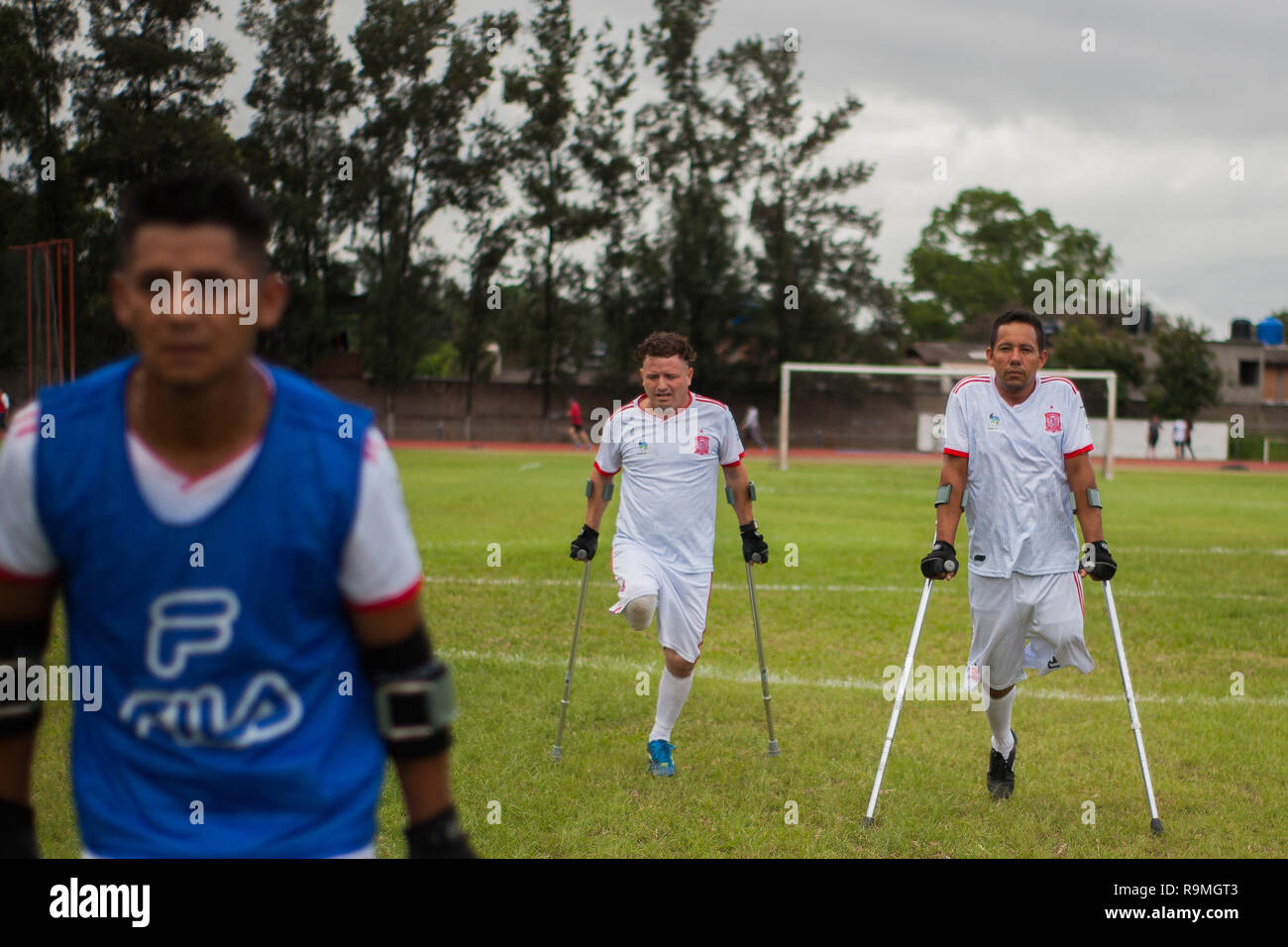 Tegucigalpa, Honduras. 18 Nov, 2018. Francisco Gomez (m.) und Edwin Ferrera (r.) die Teilnahme an einem Training des FC Conamiredi. Alle dreizehn Conamiredi Spieler haben einen Arm oder ein Bein in die gefährliche Reise auf den so genannten "La Bestia" in Mexiko verloren. Tausende von Migranten aus Zentralamerika und akzeptieren Sie die Reise auf der berüchtigten Güterzug der US-Grenze schneller jedes Jahr zu erreichen. (Dpa' mit Fußball gegen das Trauma von "La Bestia" vom 26.12.2018) Credit: Delmer Membreno/dpa/Alamy leben Nachrichten Stockfoto