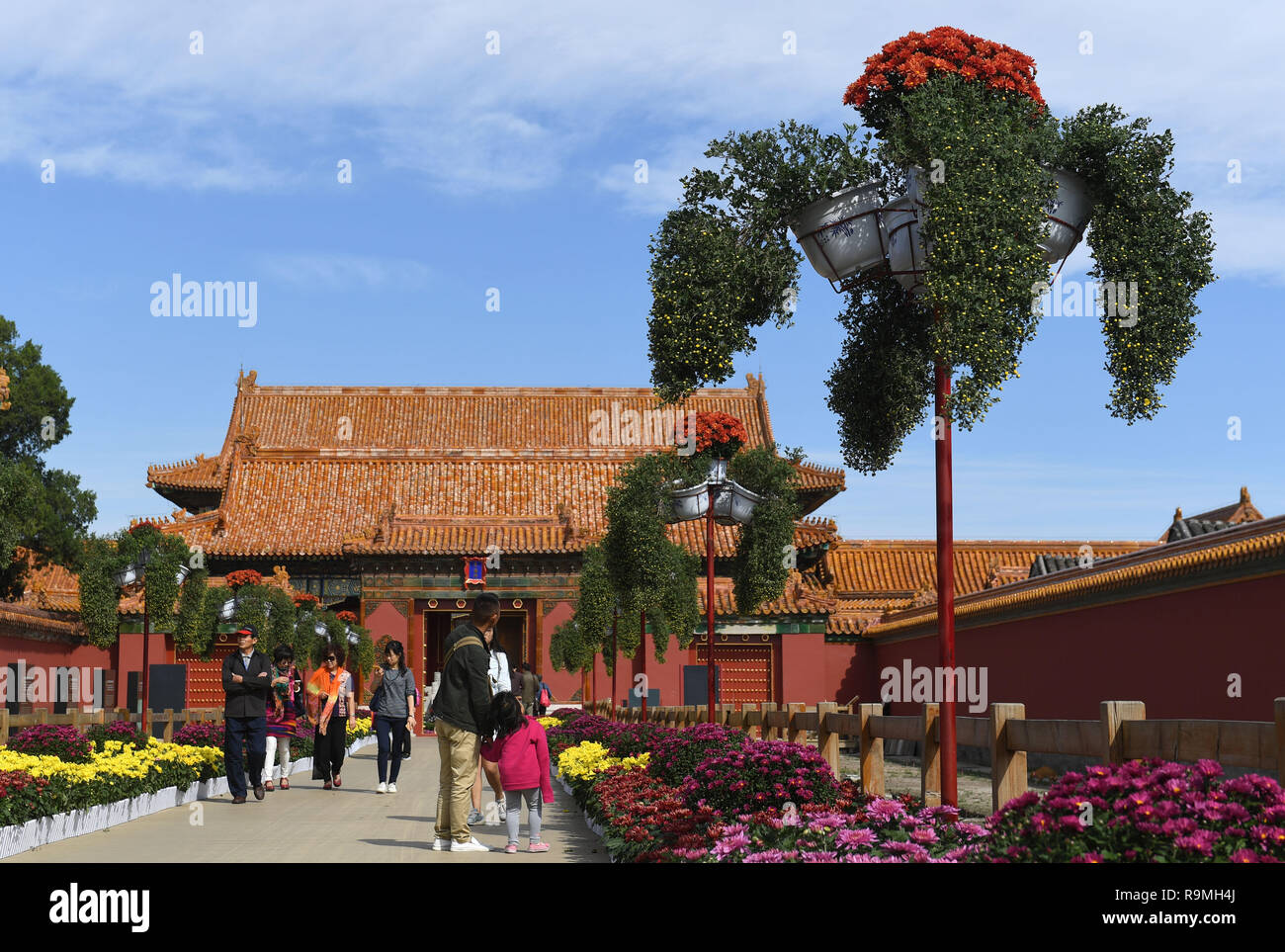 Peking, China. 27 Sep, 2016. Foto auf Sept. 27, 2016 zeigt Touristen anzeigen chrysanthemum Blumen im Palace Museum in Peking, der Hauptstadt von China. Credit: Palace Museum/Xinhua/Alamy leben Nachrichten Stockfoto