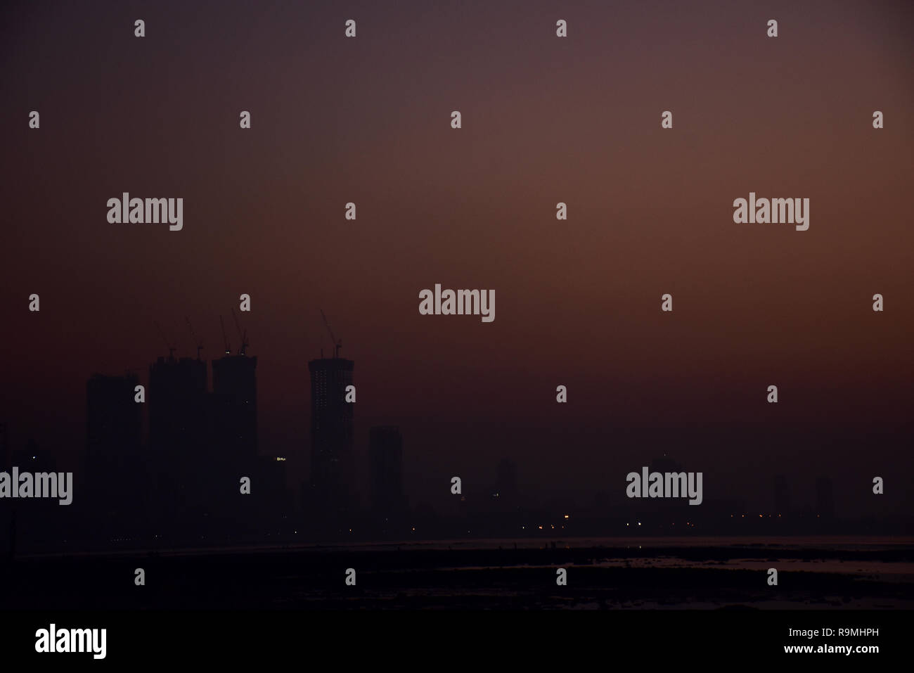 Mumbai, Indien. 25. Dezember, 2018. Mumbais Hochhaus Gebäude während des Sonnenuntergangs in Mumbai gesehen. Azhar Khan/Alamy leben Nachrichten Stockfoto