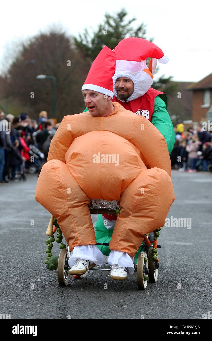 Pagham, West Sussex, UK. 26. Dezember, 2018. Der 73. jährliche Pagham Pram Rennen, die am längsten laufende pram Rasse in der Welt, die 1976 begann. Abgebildet ist die Handlung von der Veranstaltung. Mittwoch, 26. Dezember 2018 Quelle: Sam Stephenson/Alamy leben Nachrichten Stockfoto